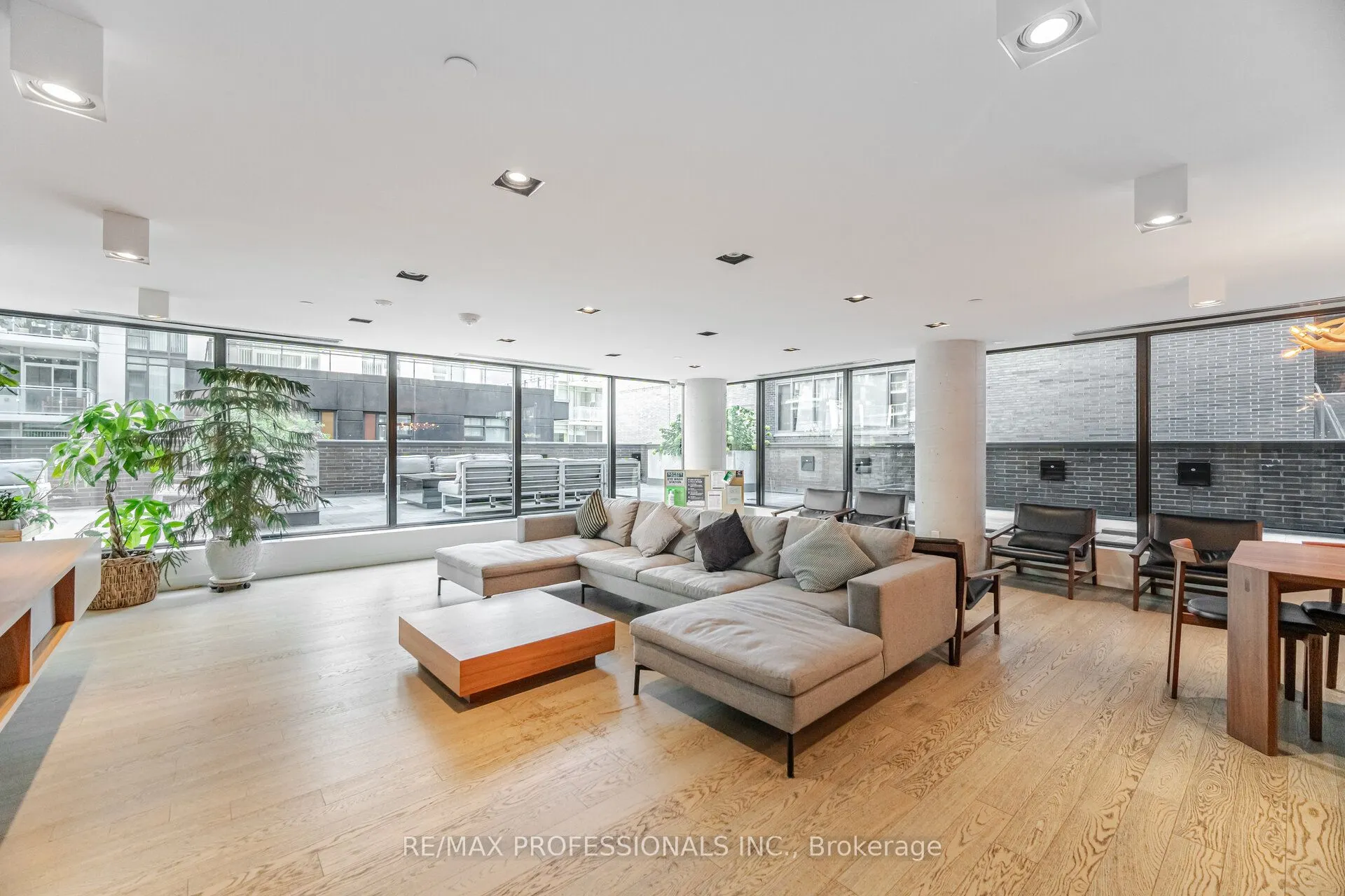 111 Bathurst Street, #716