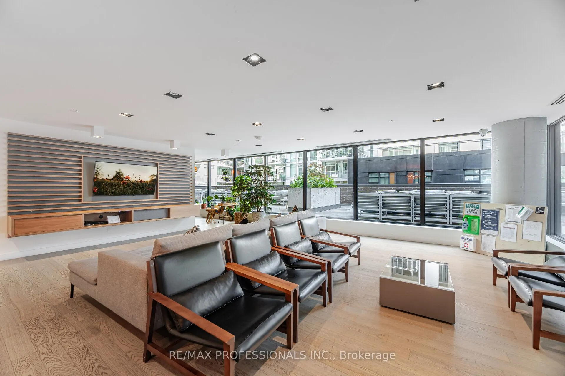 111 Bathurst Street, #716
