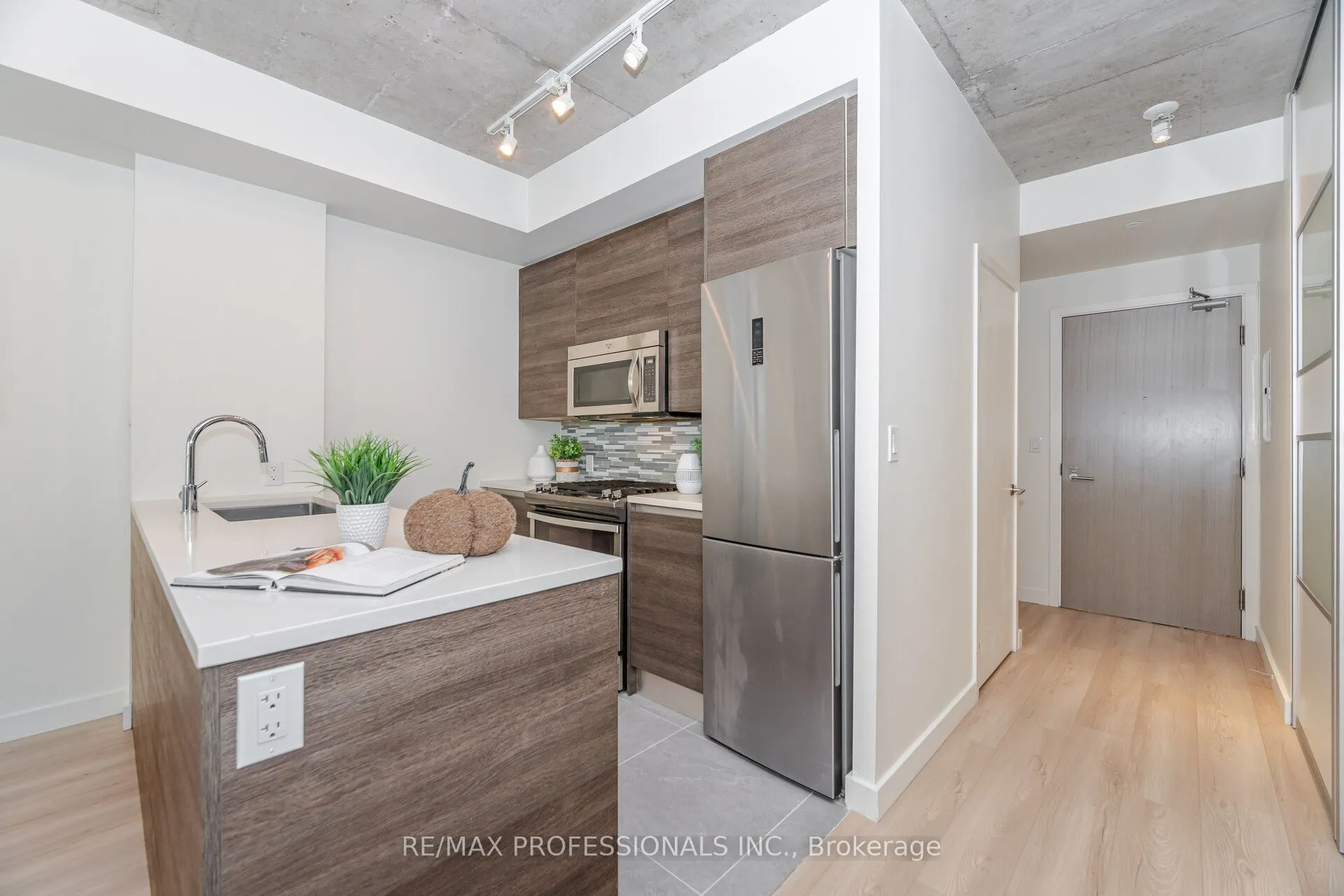 111 Bathurst Street, #716