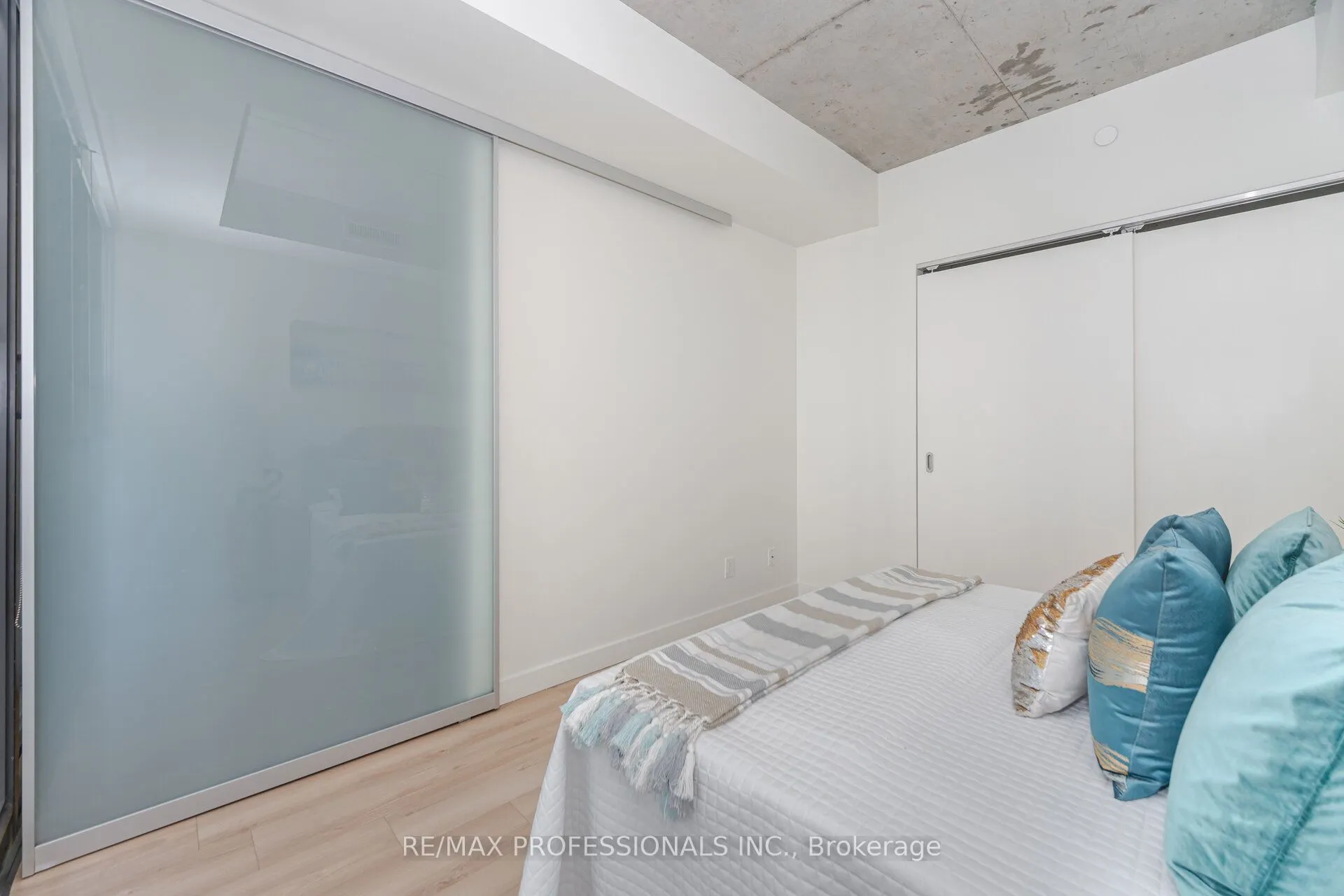 111 Bathurst Street, #716