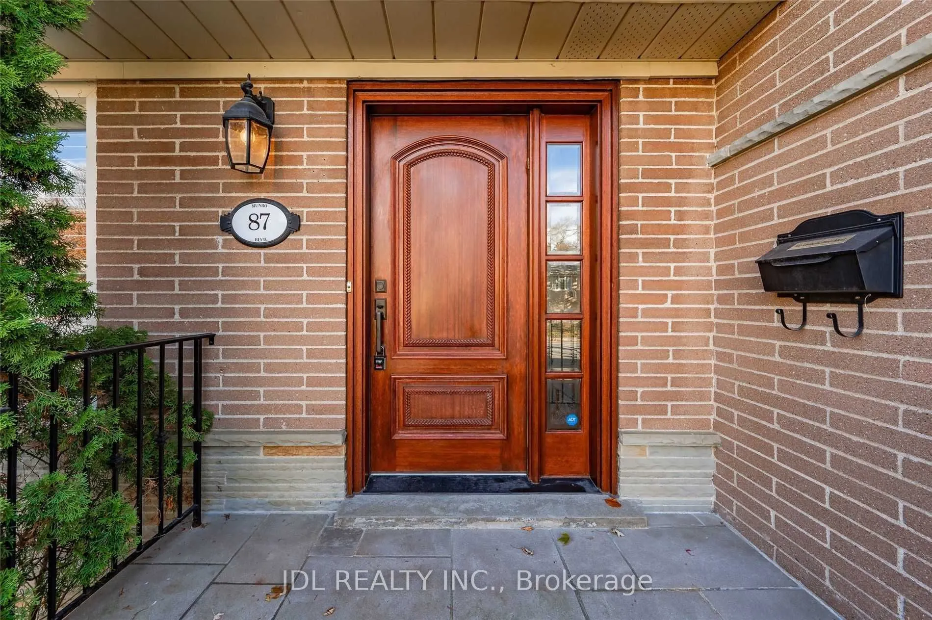 87 Munro Boulevard