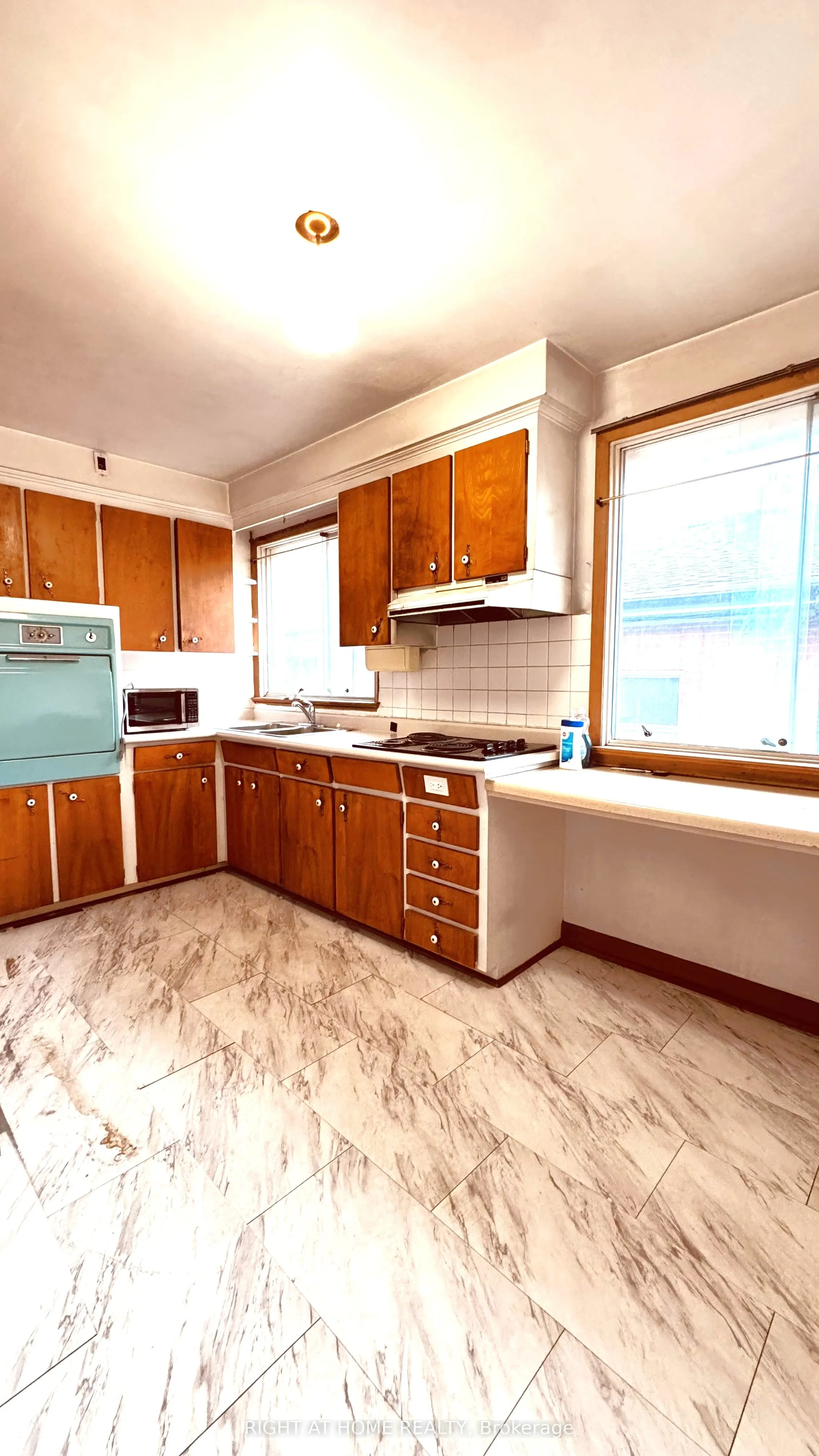 87 FENELON Drive