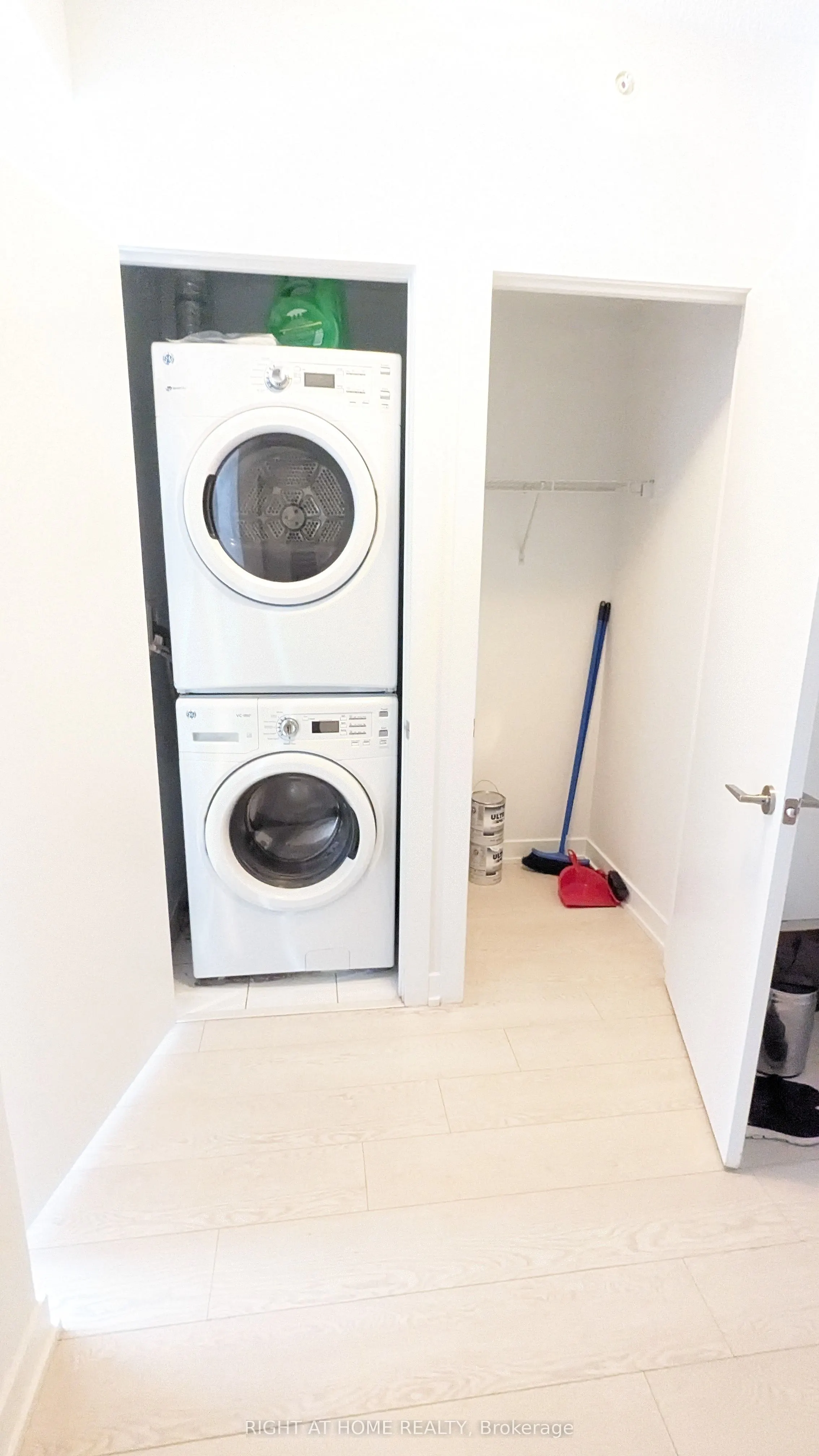 20 Bruyeres Mews, #1210