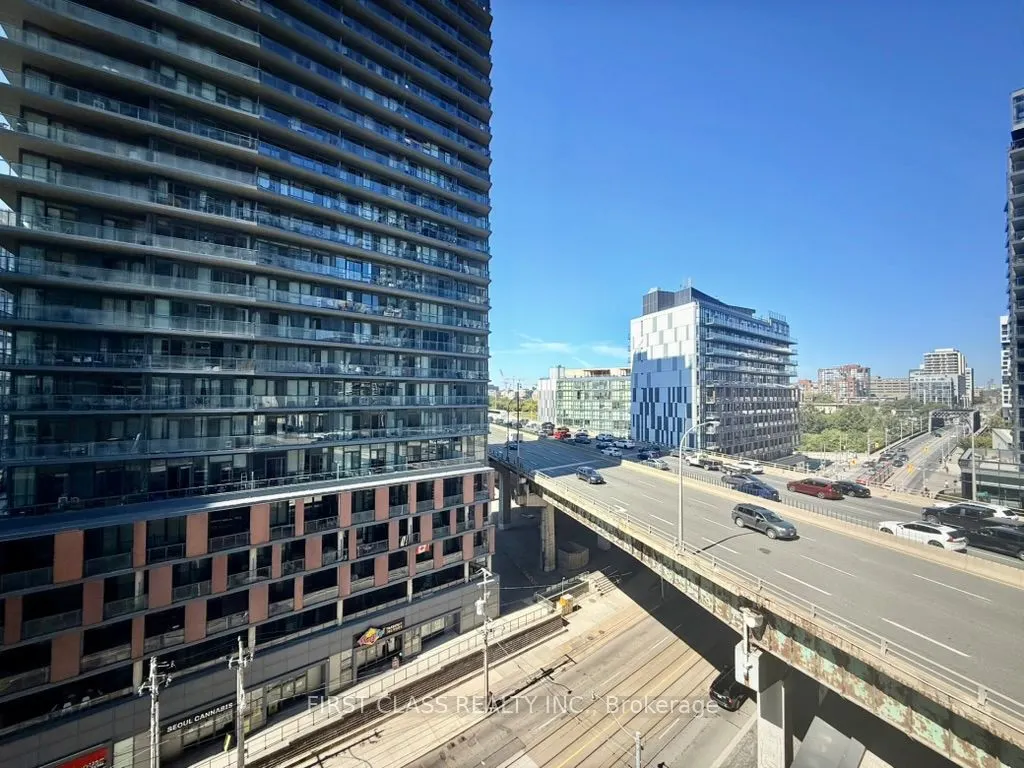 19 Bathurst Street, #902