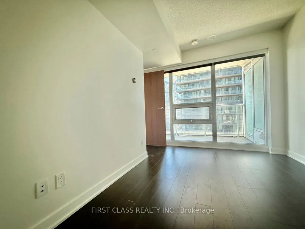 19 Bathurst Street, #902