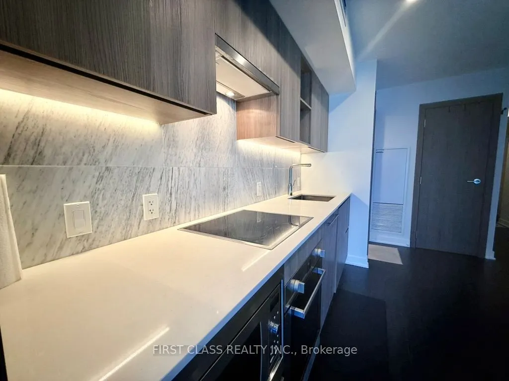19 Bathurst Street, #902