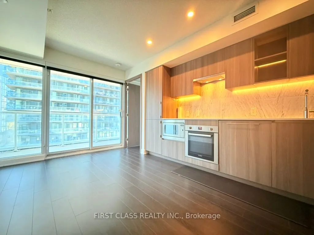 19 Bathurst Street, #902