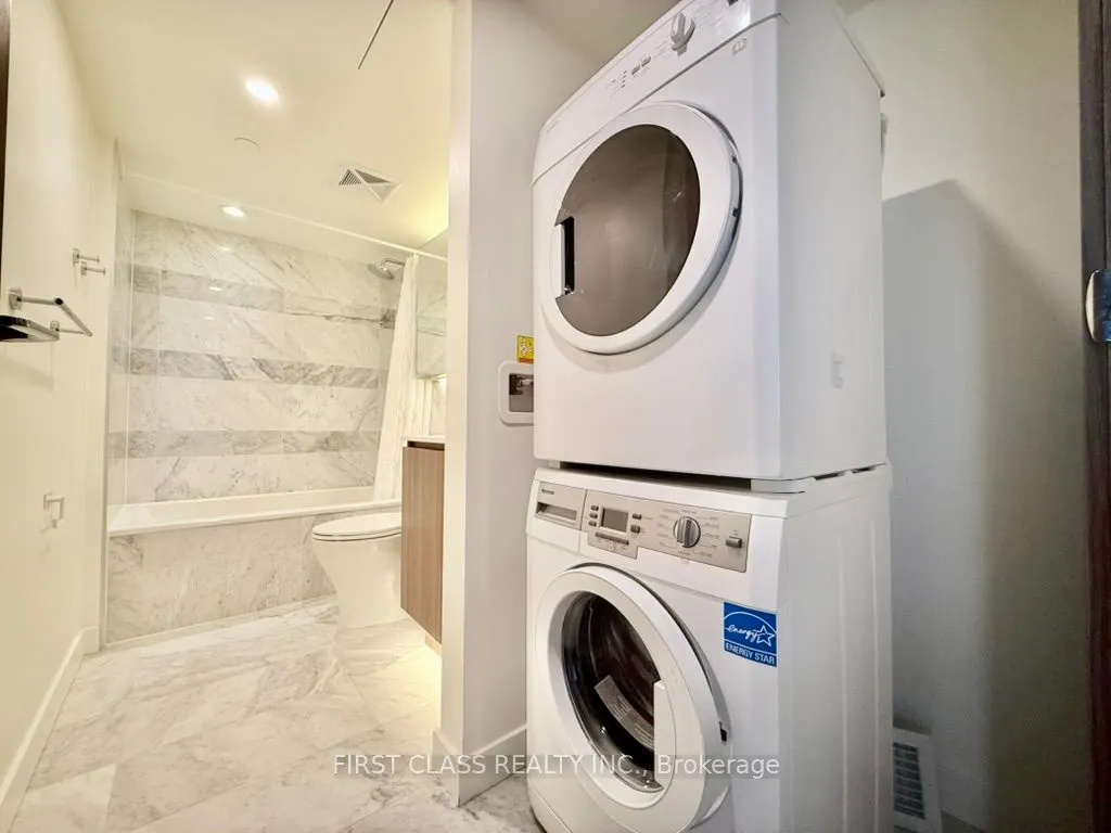 19 Bathurst Street, #902