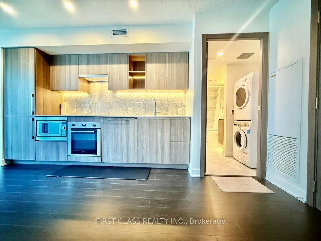 19 Bathurst Street, #902