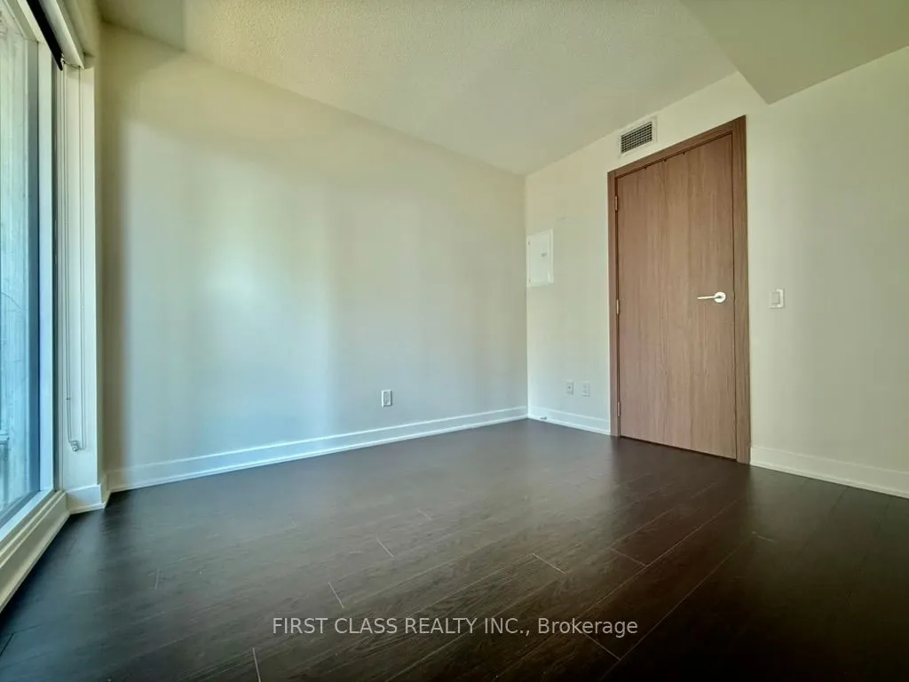 19 Bathurst Street, #902