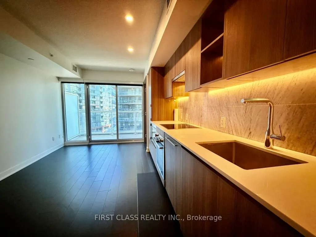 19 Bathurst Street, #902