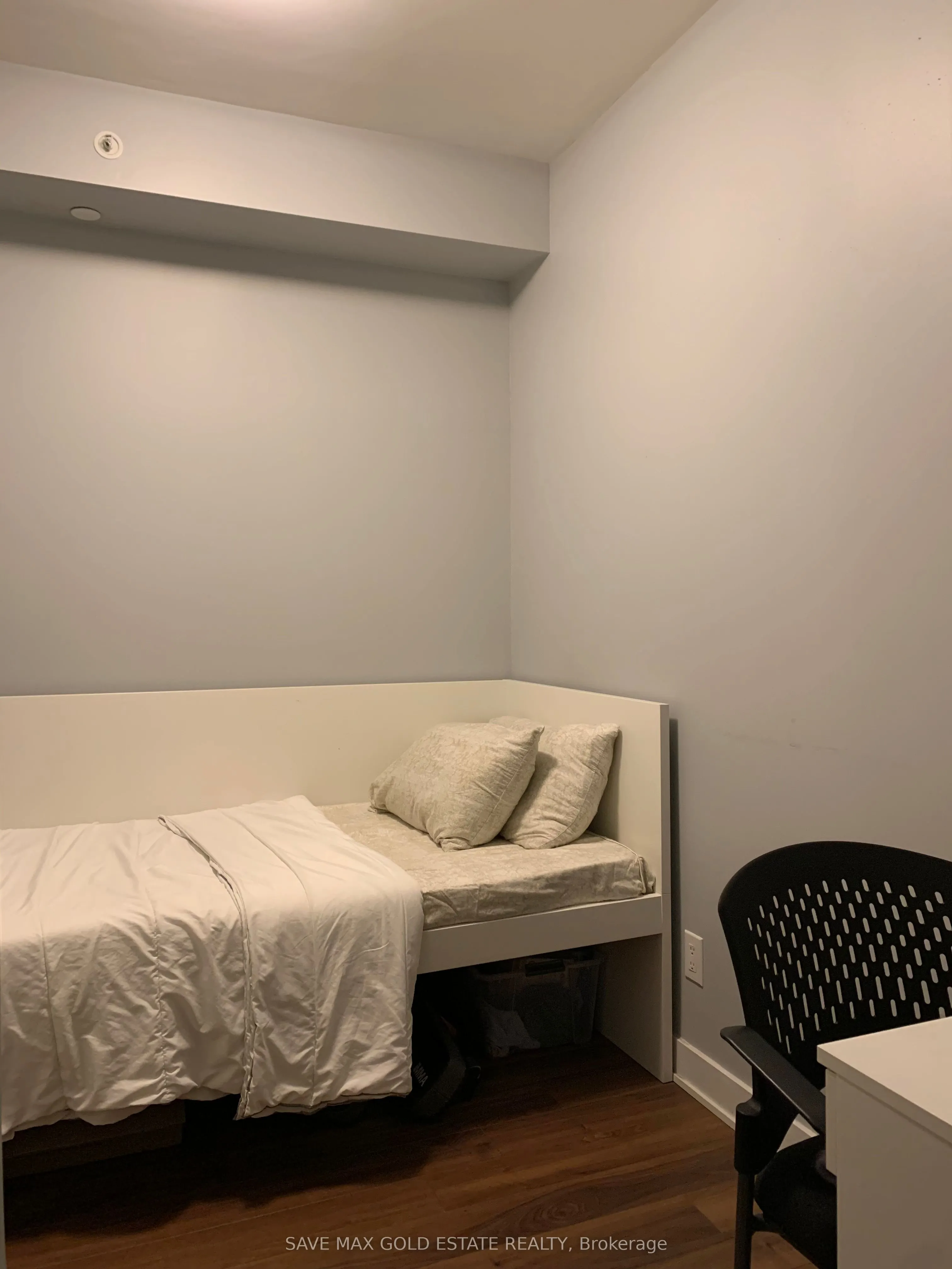 210 Simcoe Street, #810