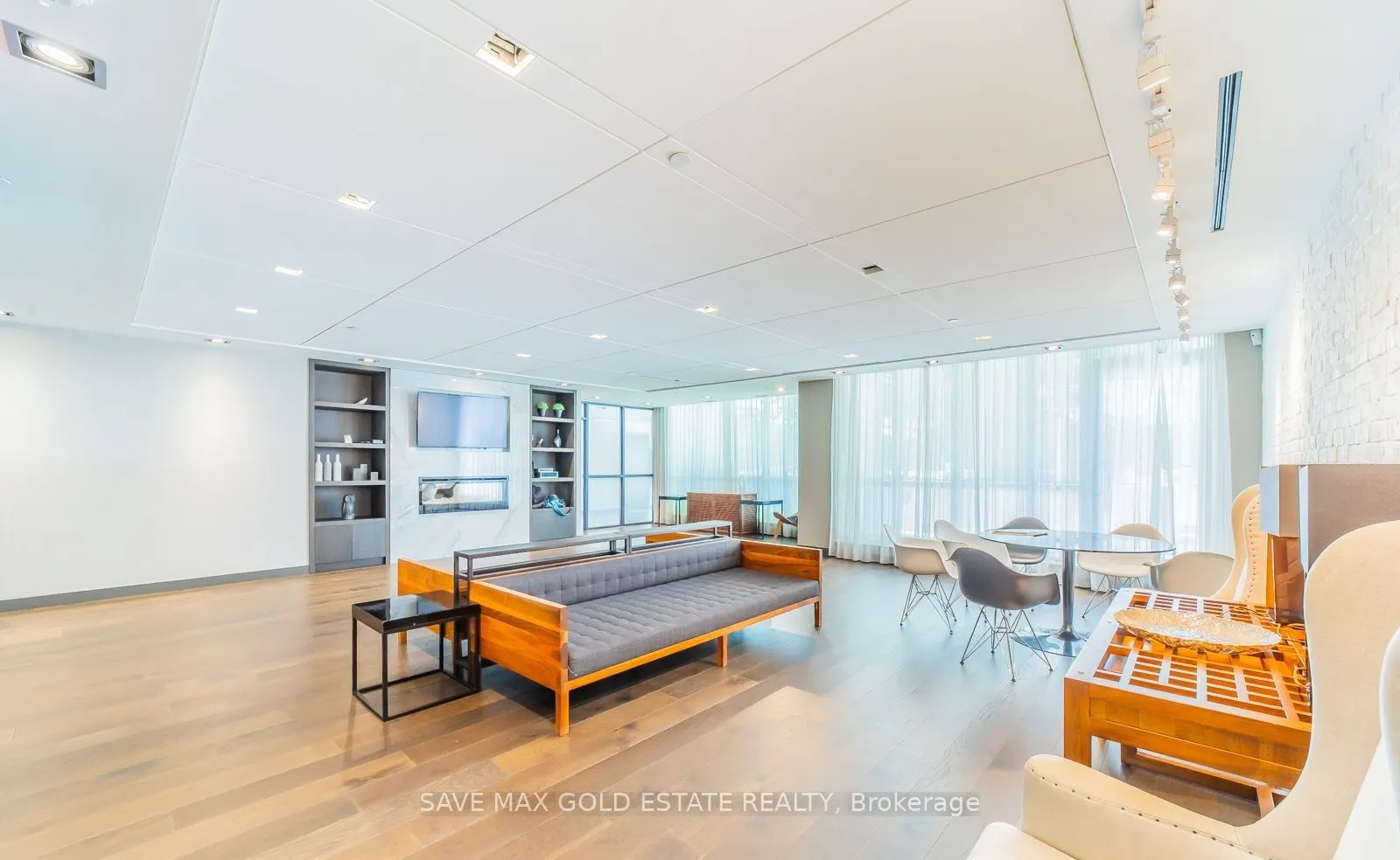 210 Simcoe Street, #810