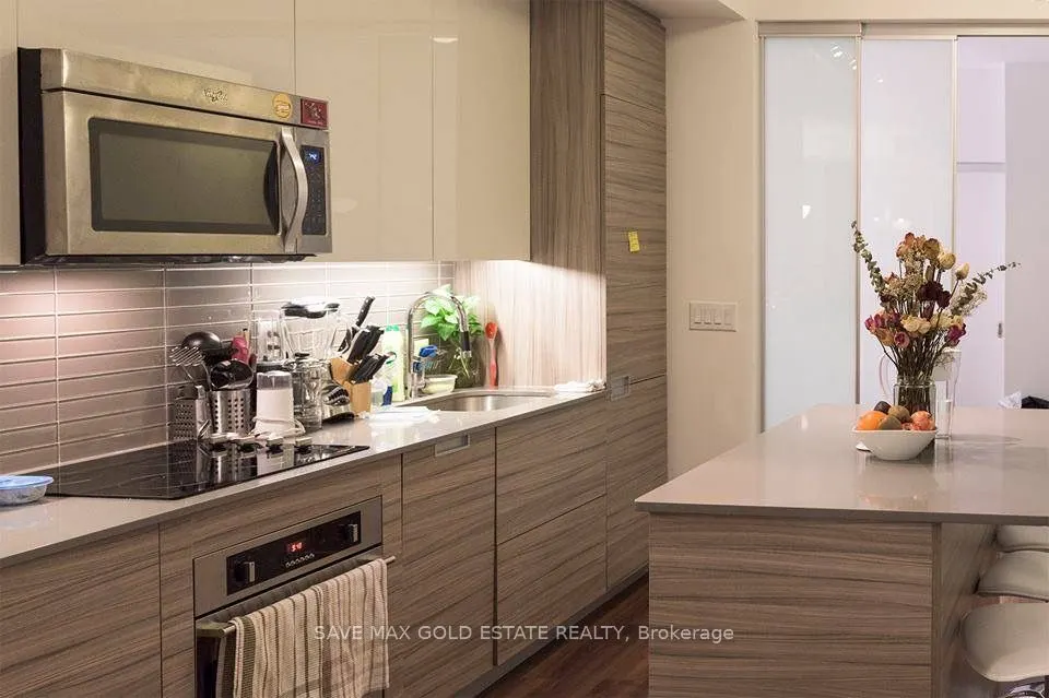 210 Simcoe Street, #810