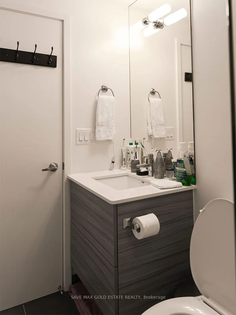 210 Simcoe Street, #810