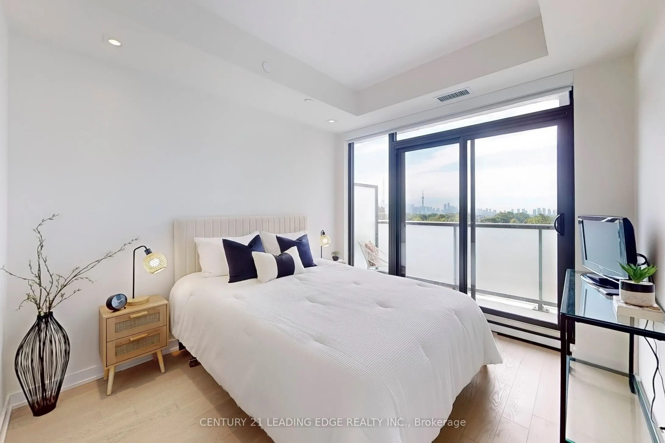 840 St Clair Avenue W, #804
