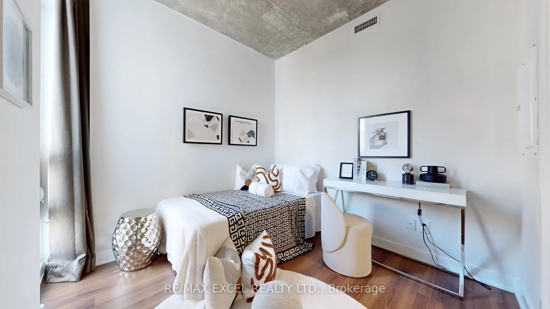 210 Simcoe Street, #704