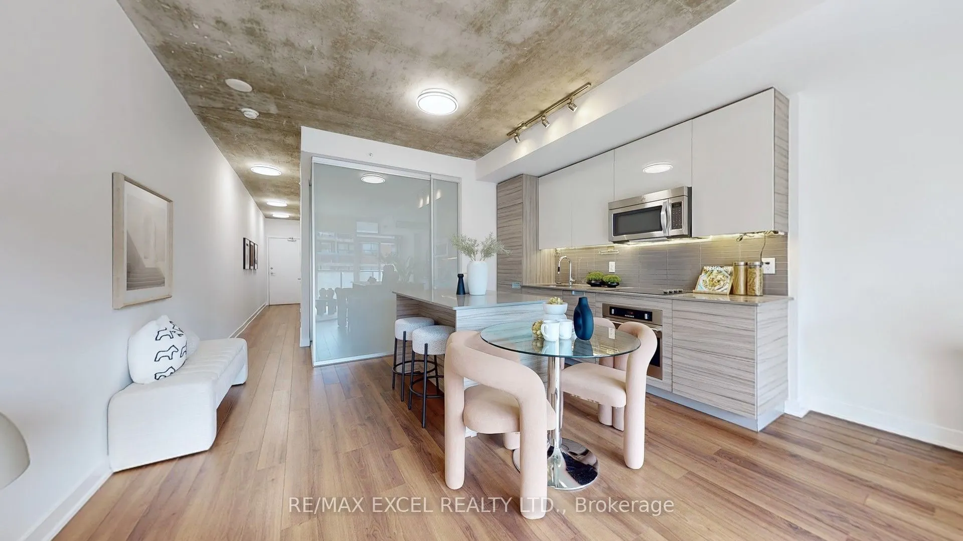 210 Simcoe Street, #704