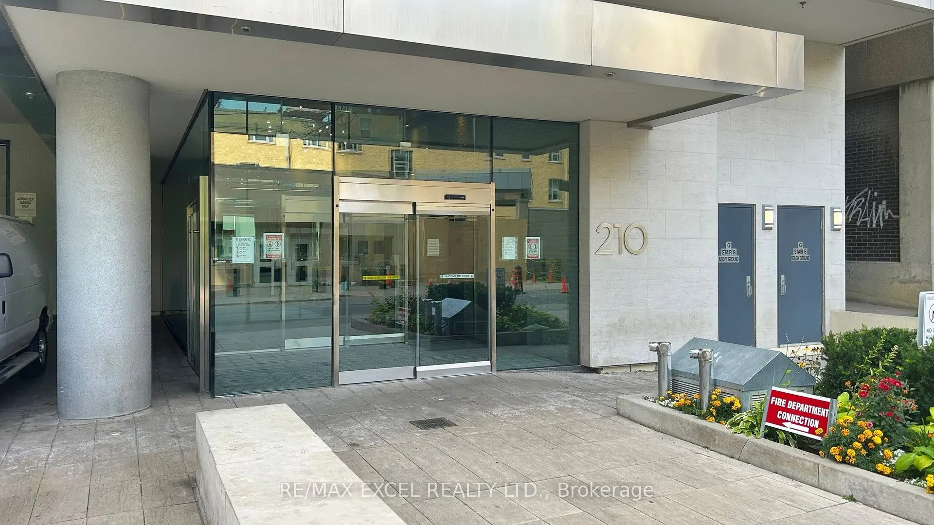210 Simcoe Street, #704