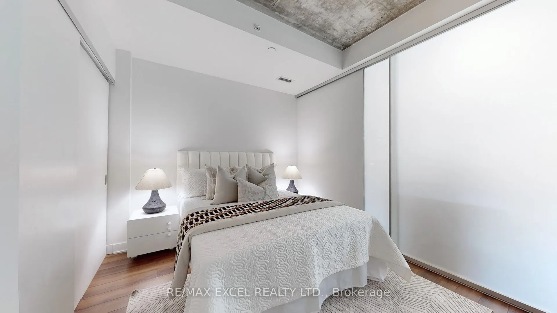 210 Simcoe Street, #704
