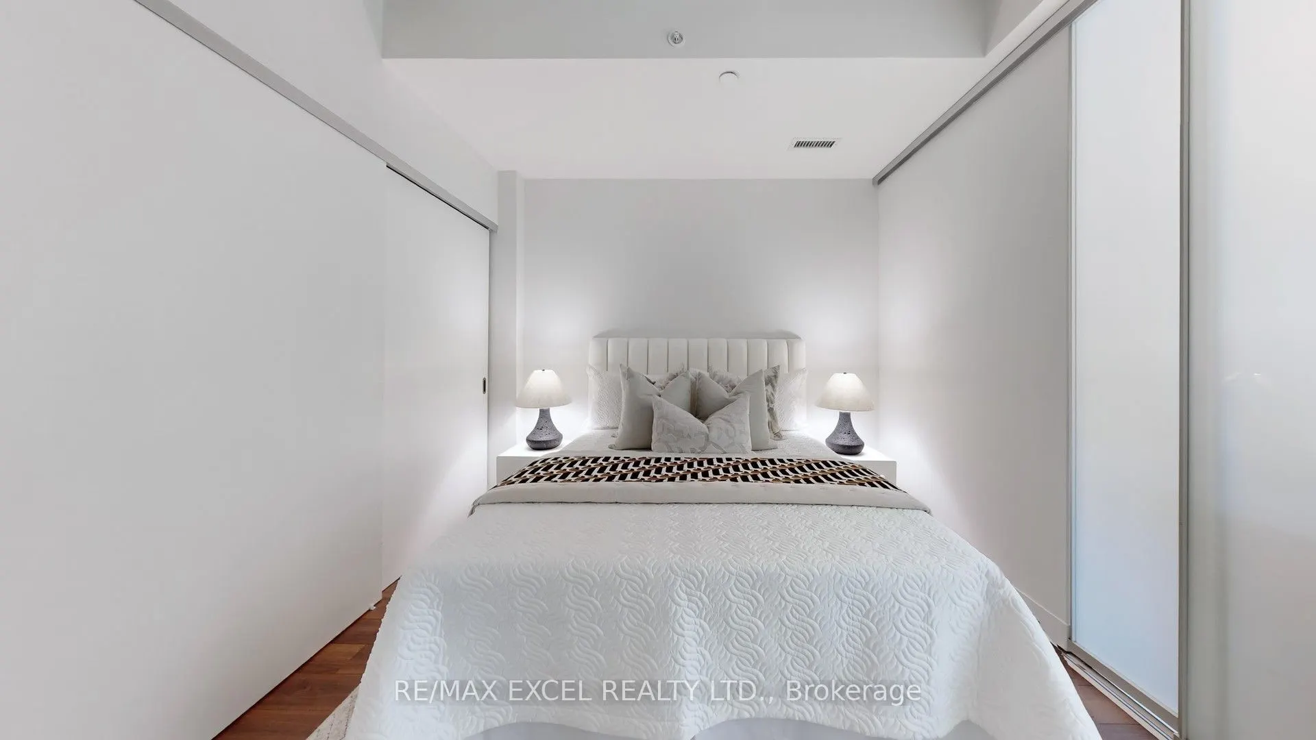 210 Simcoe Street, #704