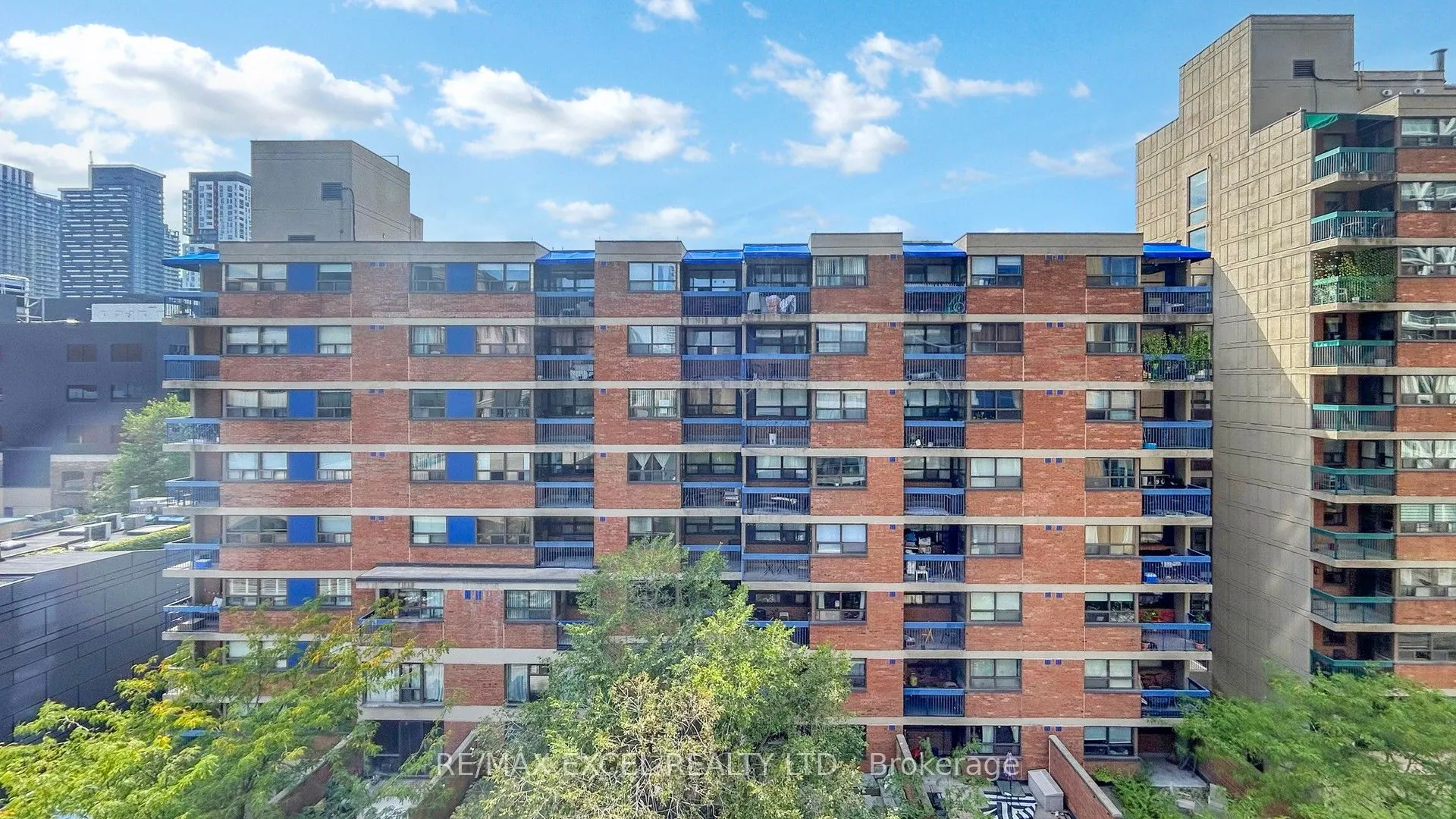210 Simcoe Street, #704