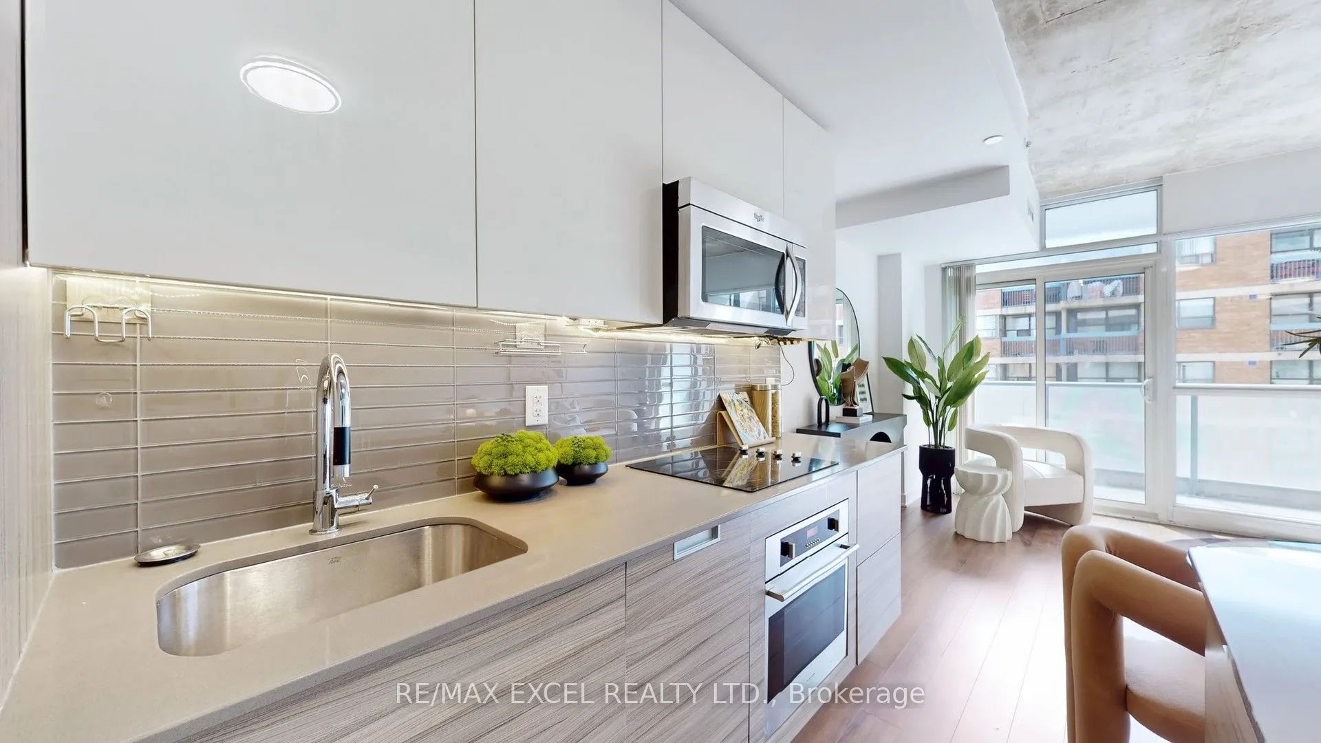 210 Simcoe Street, #704