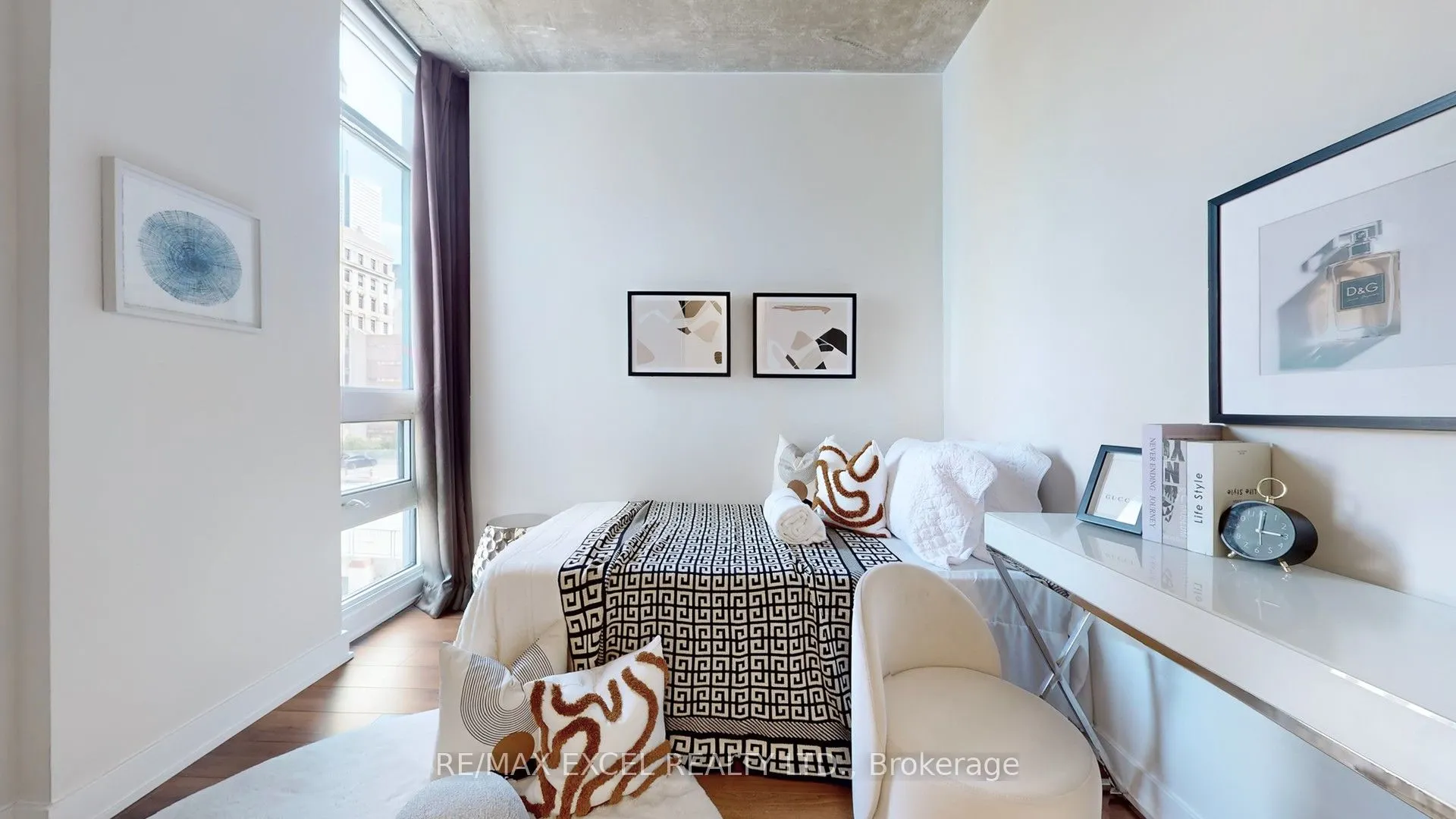 210 Simcoe Street, #704