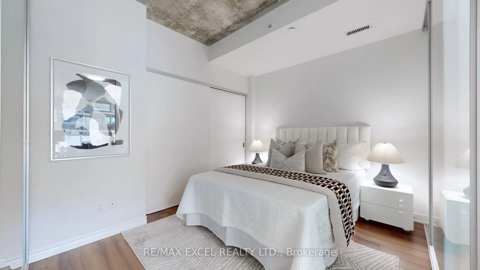 210 Simcoe Street, #704