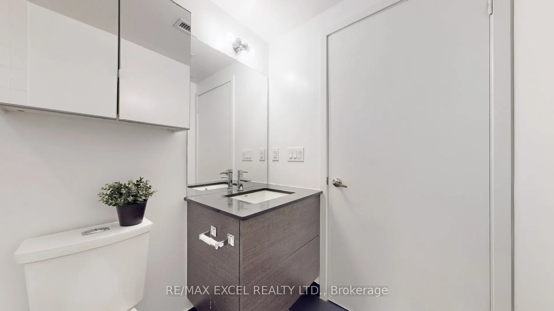 210 Simcoe Street, #704