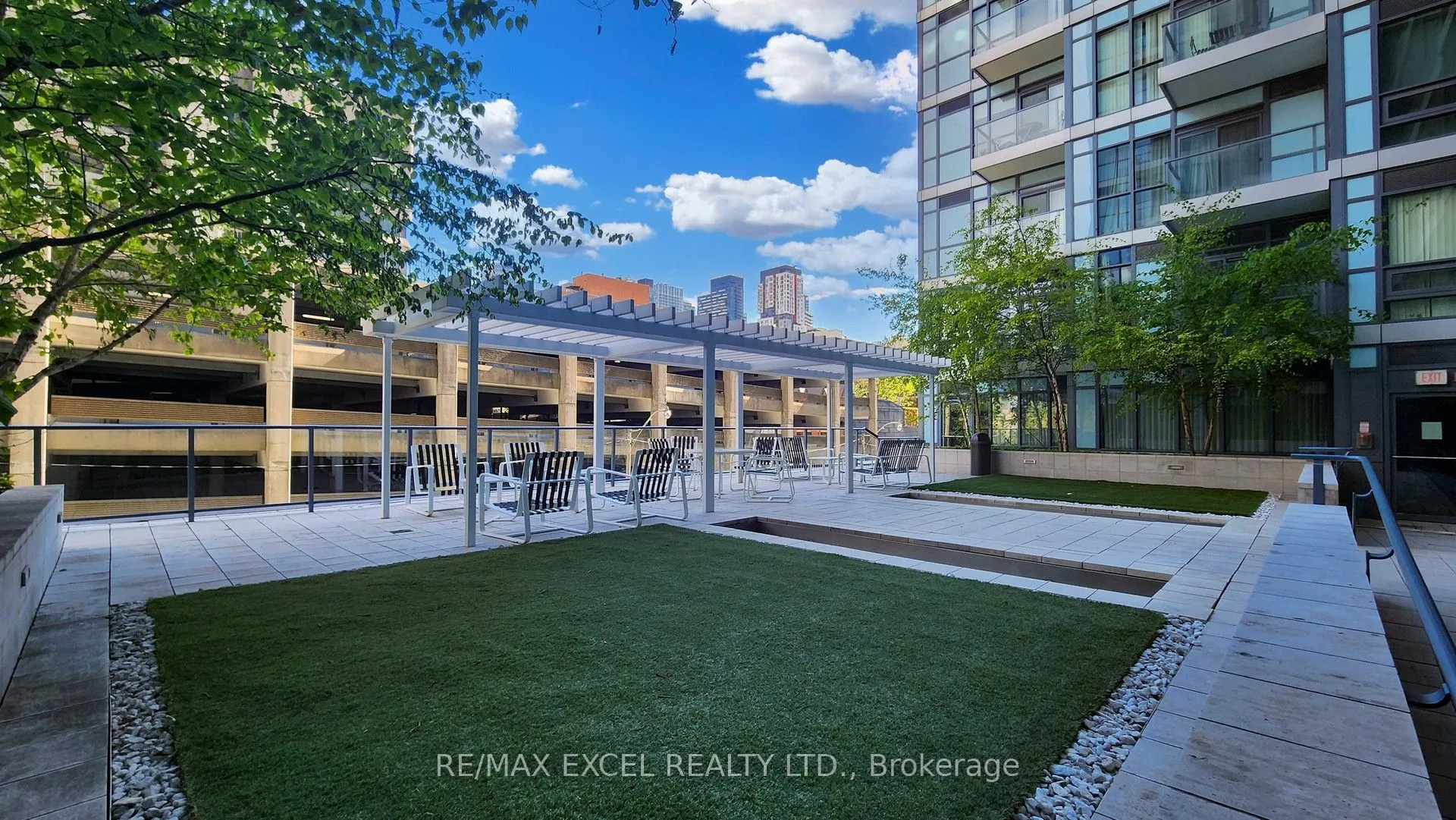210 Simcoe Street, #704