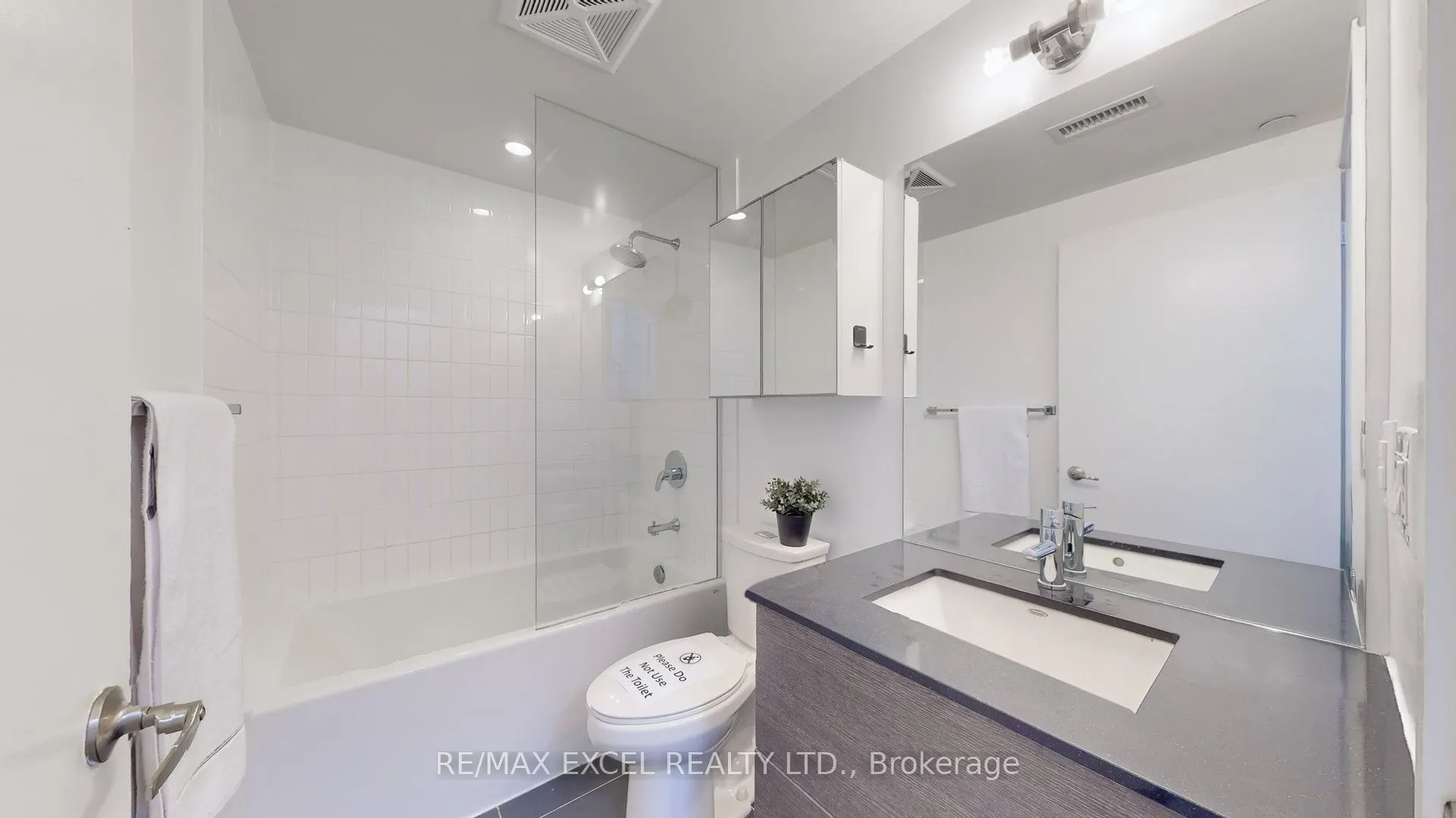 210 Simcoe Street, #704