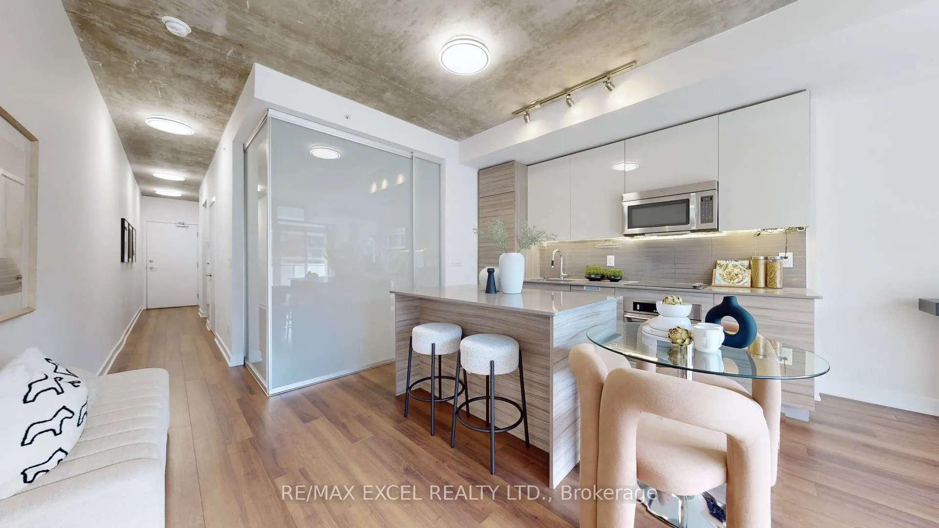 210 Simcoe Street, #704