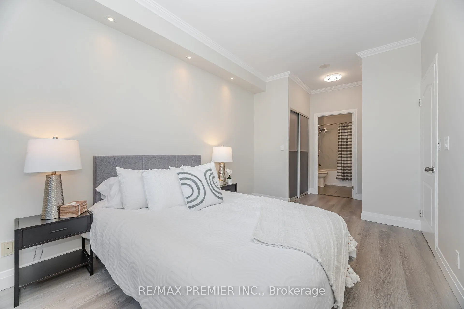 1005 King Street W, #717
