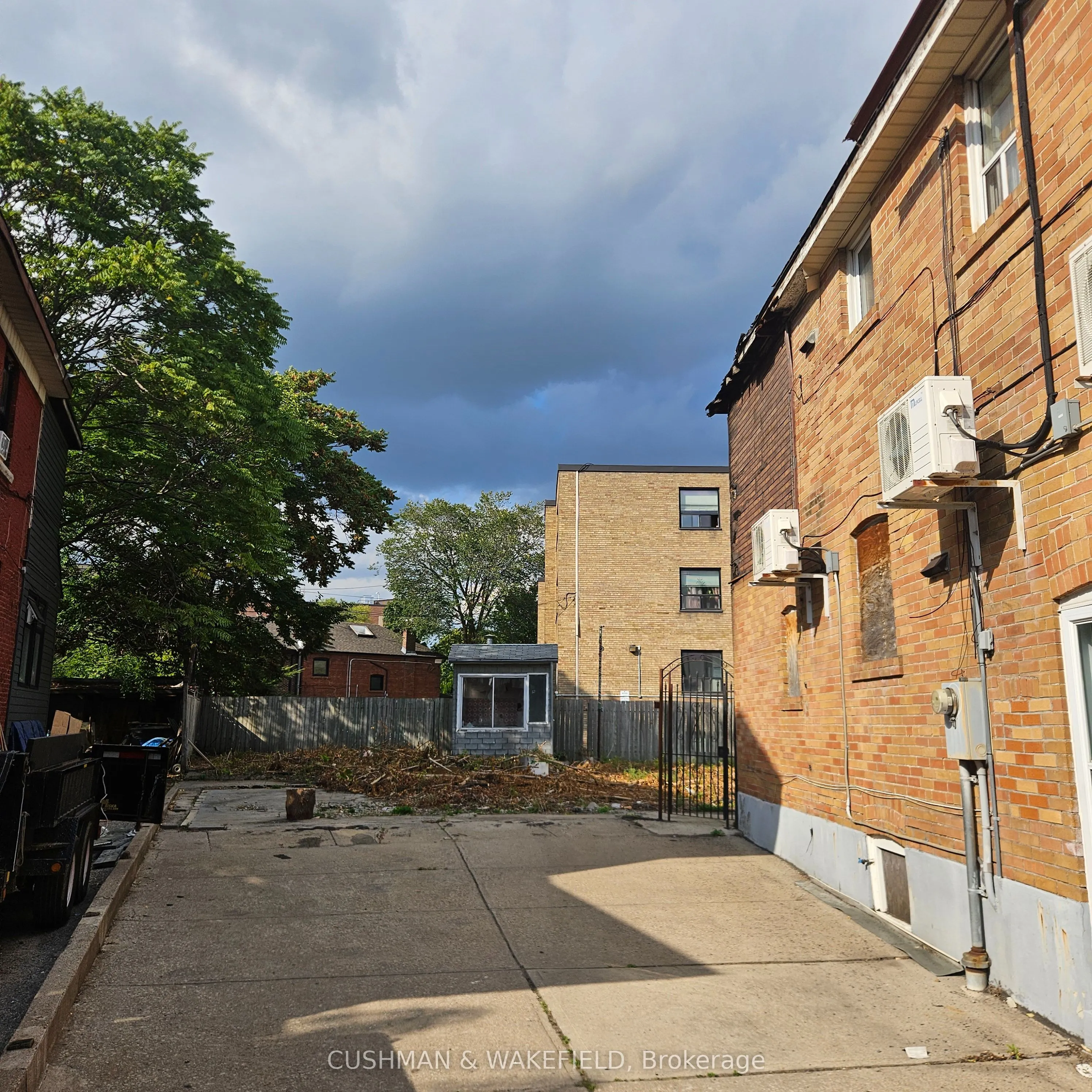 1398 Dundas Street W