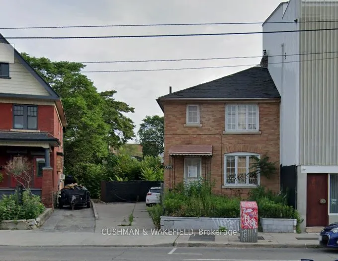 1398 Dundas Street W