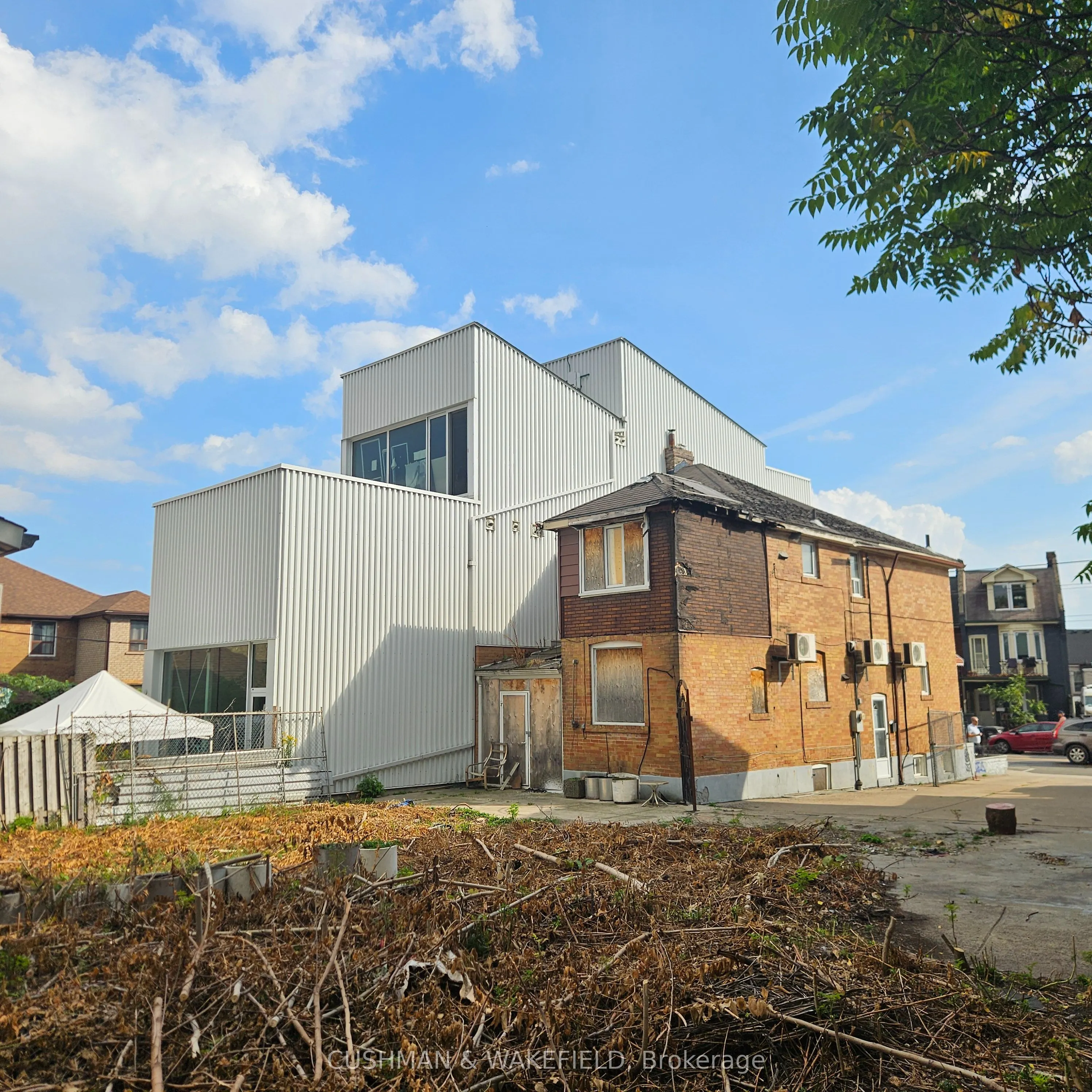 1398 Dundas Street W