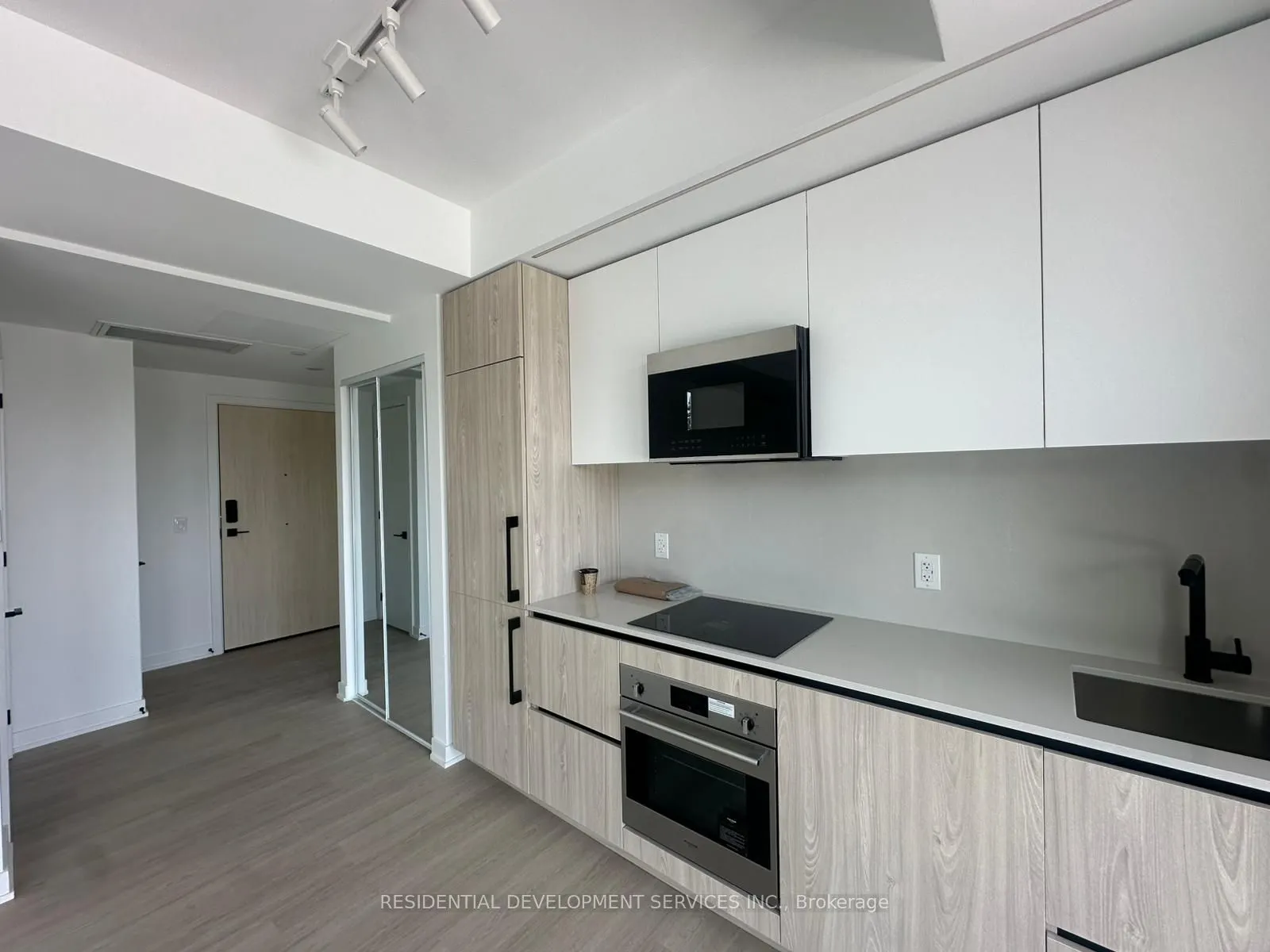 699 Sheppard Avenue E, #208