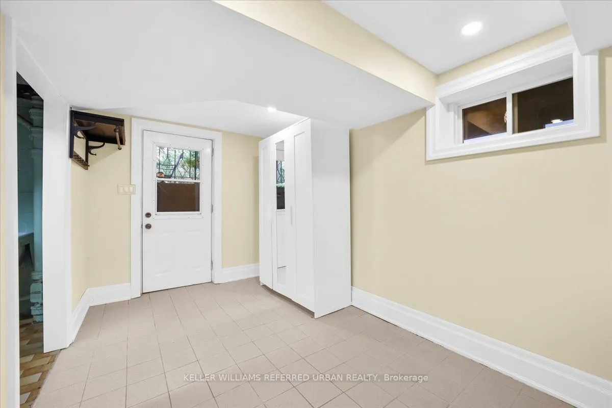 371 Hounslow Avenue