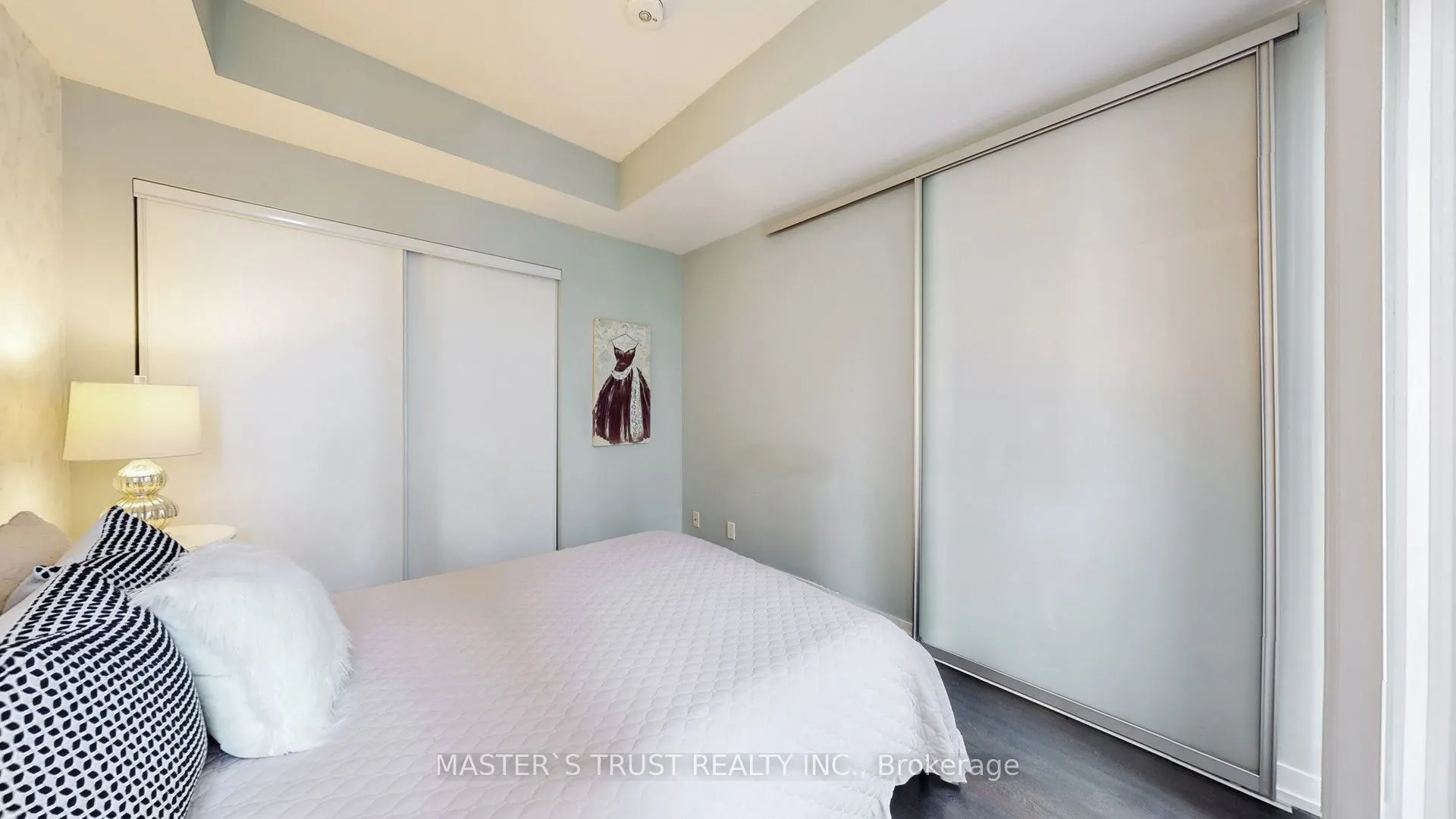 60 shuter Street, #218