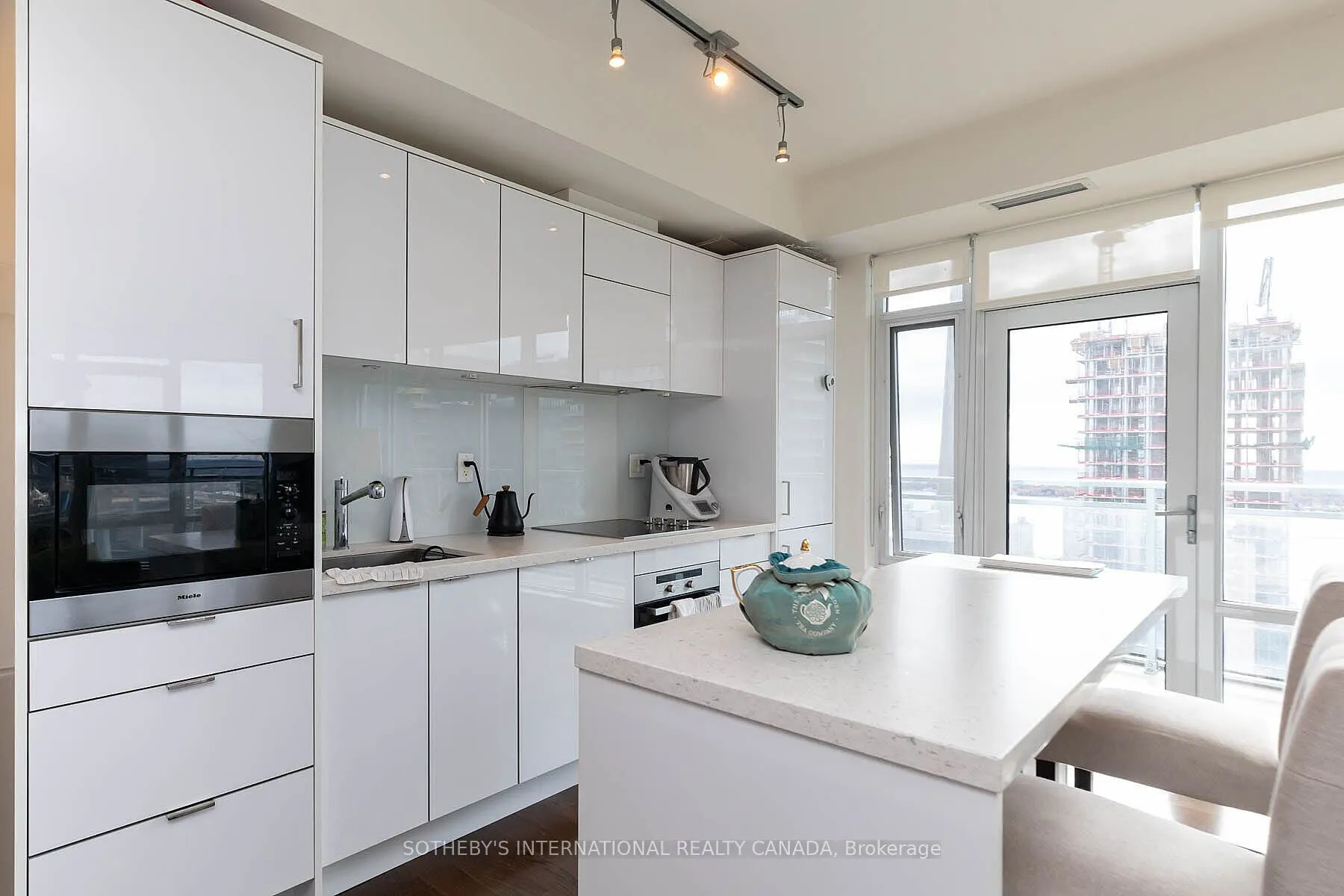 21 Widmer Street, #3811