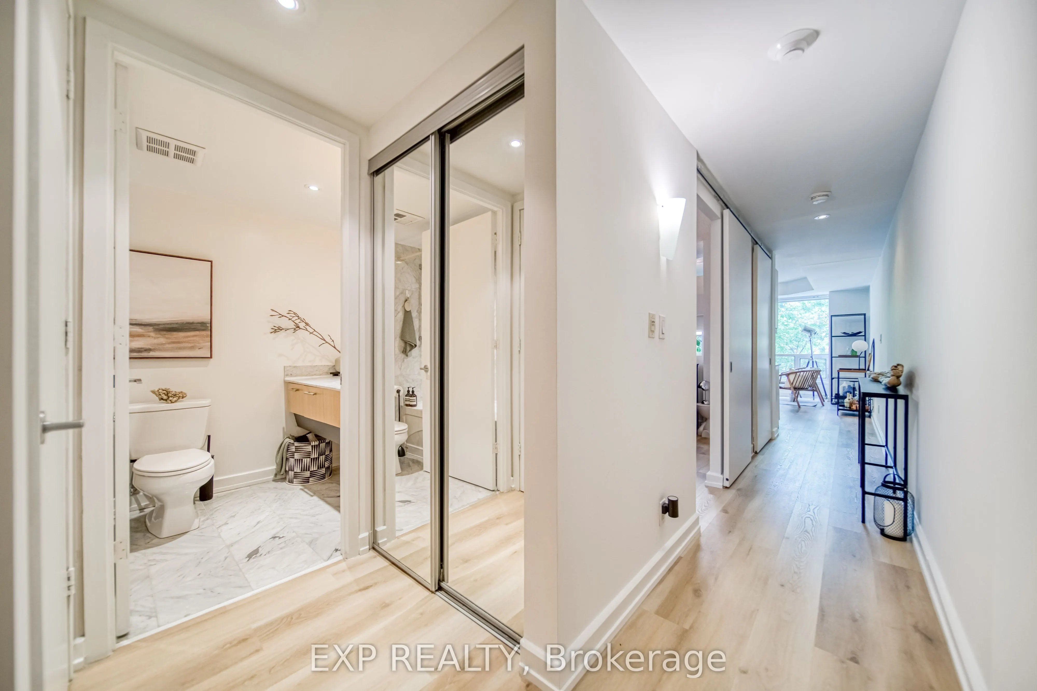350 Wellington Street W, #M10