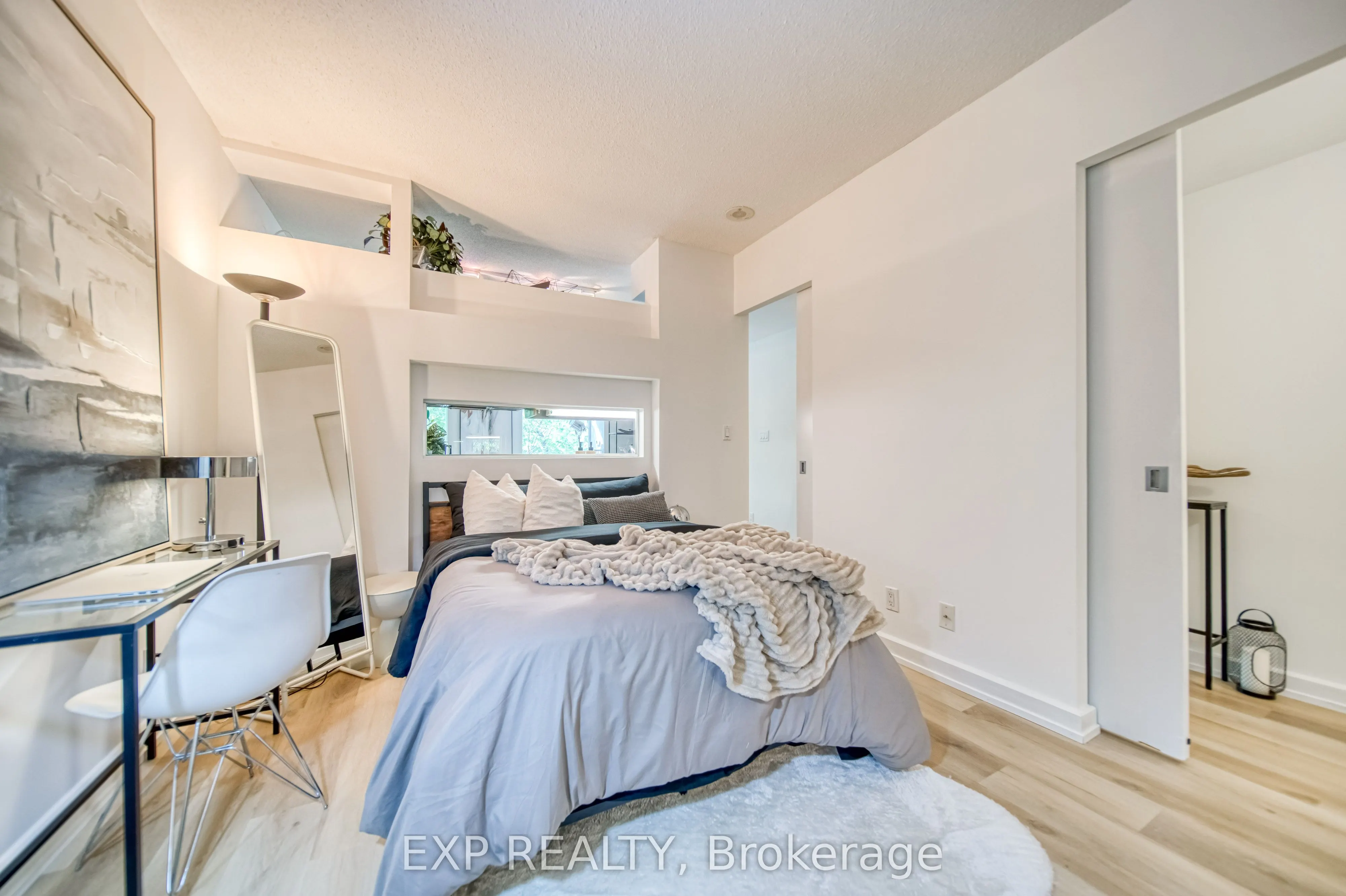 350 Wellington Street W, #M10
