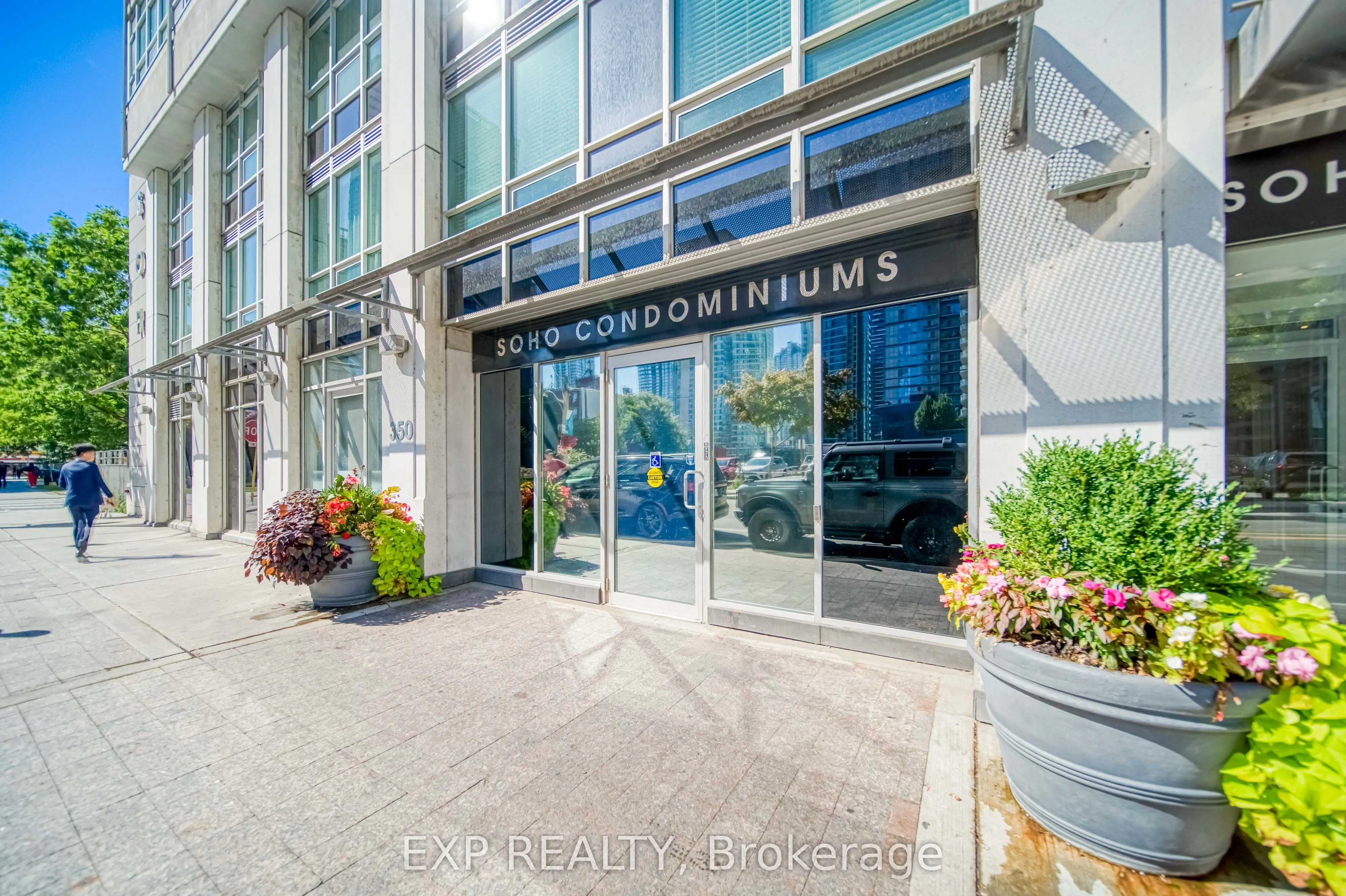 350 Wellington Street W, #M10