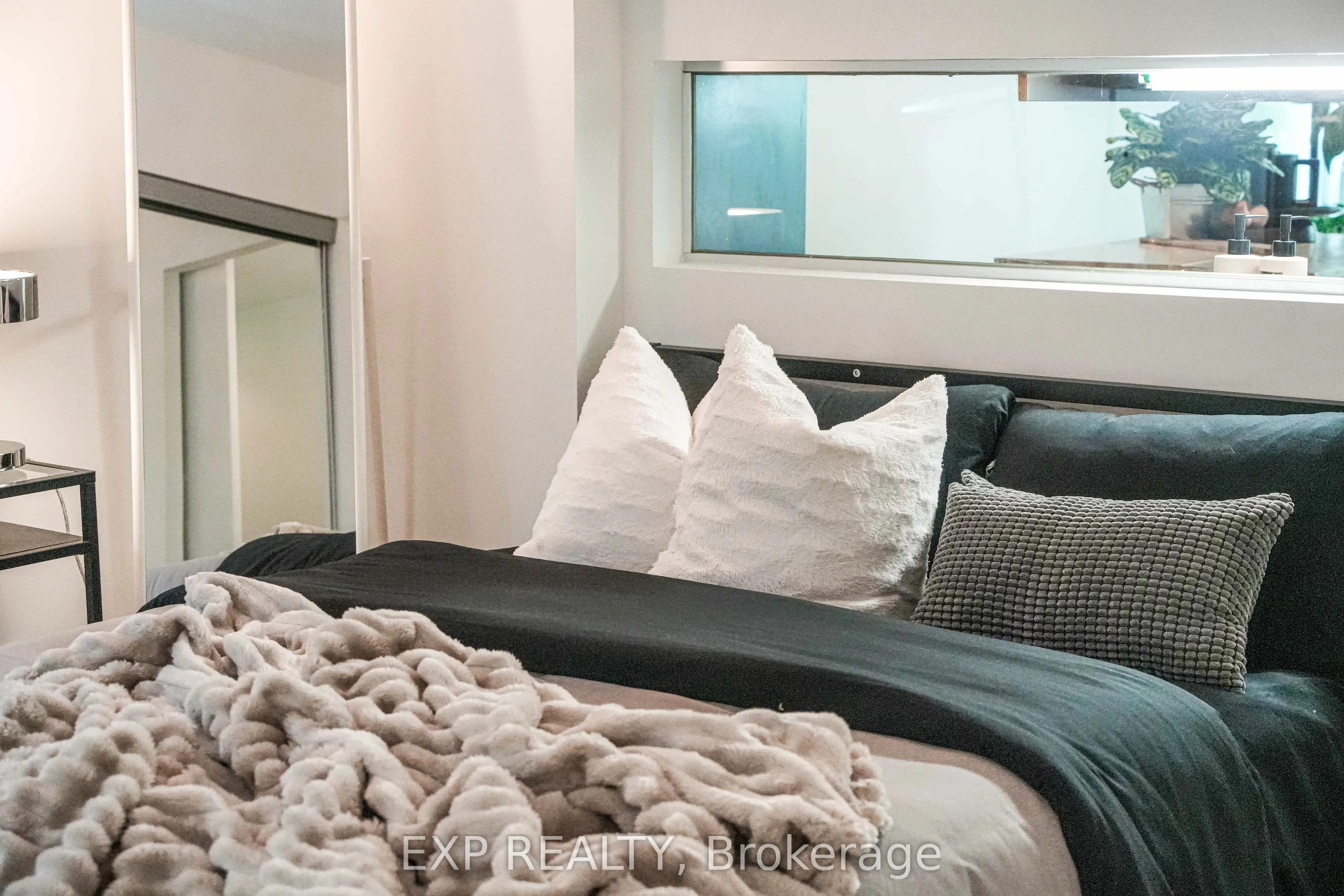 350 Wellington Street W, #M10