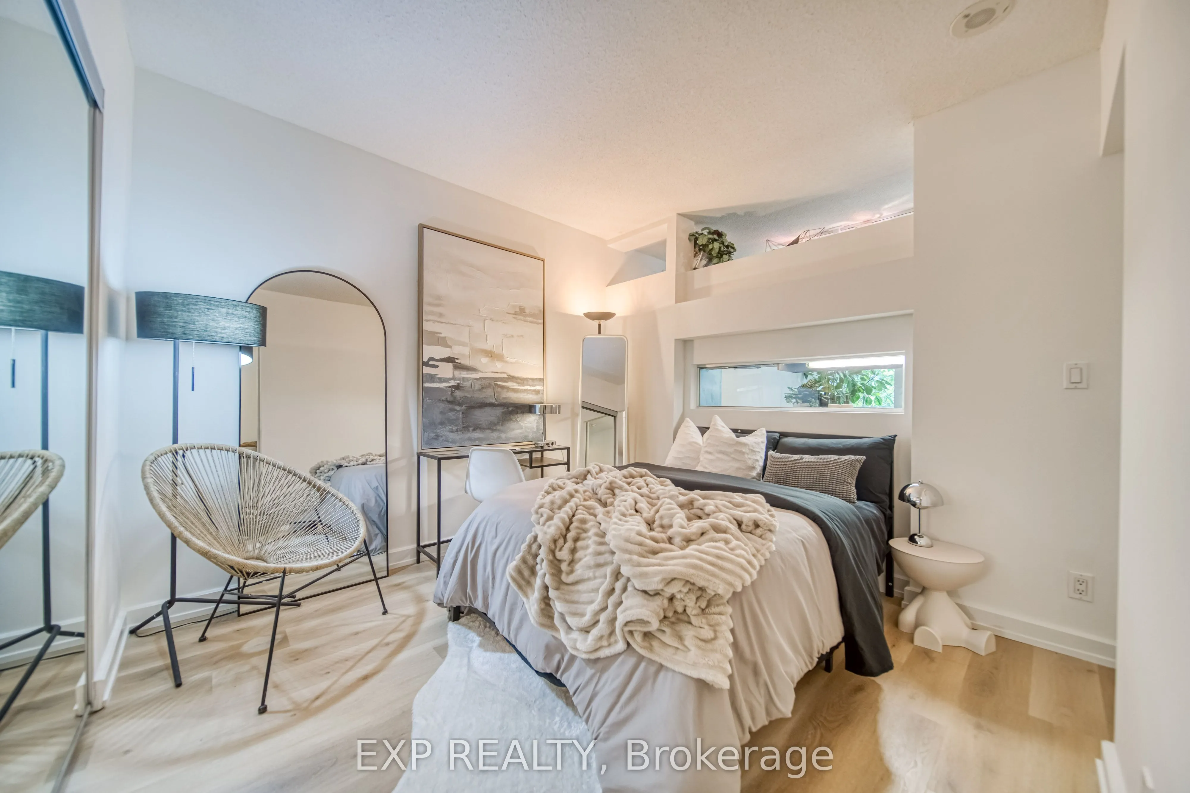 350 Wellington Street W, #M10