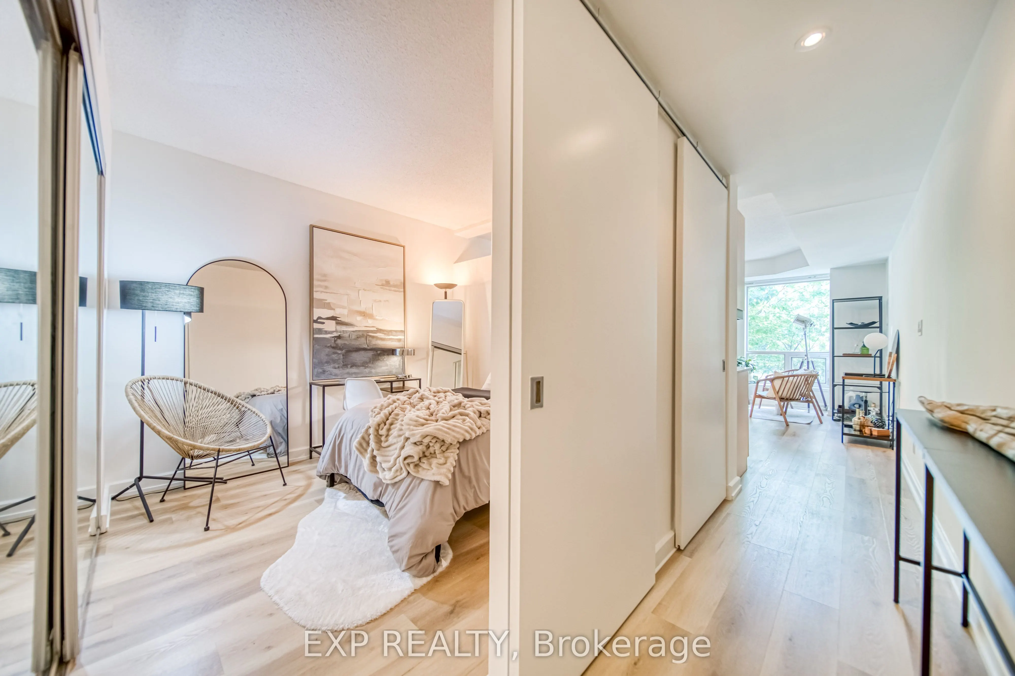 350 Wellington Street W, #M10