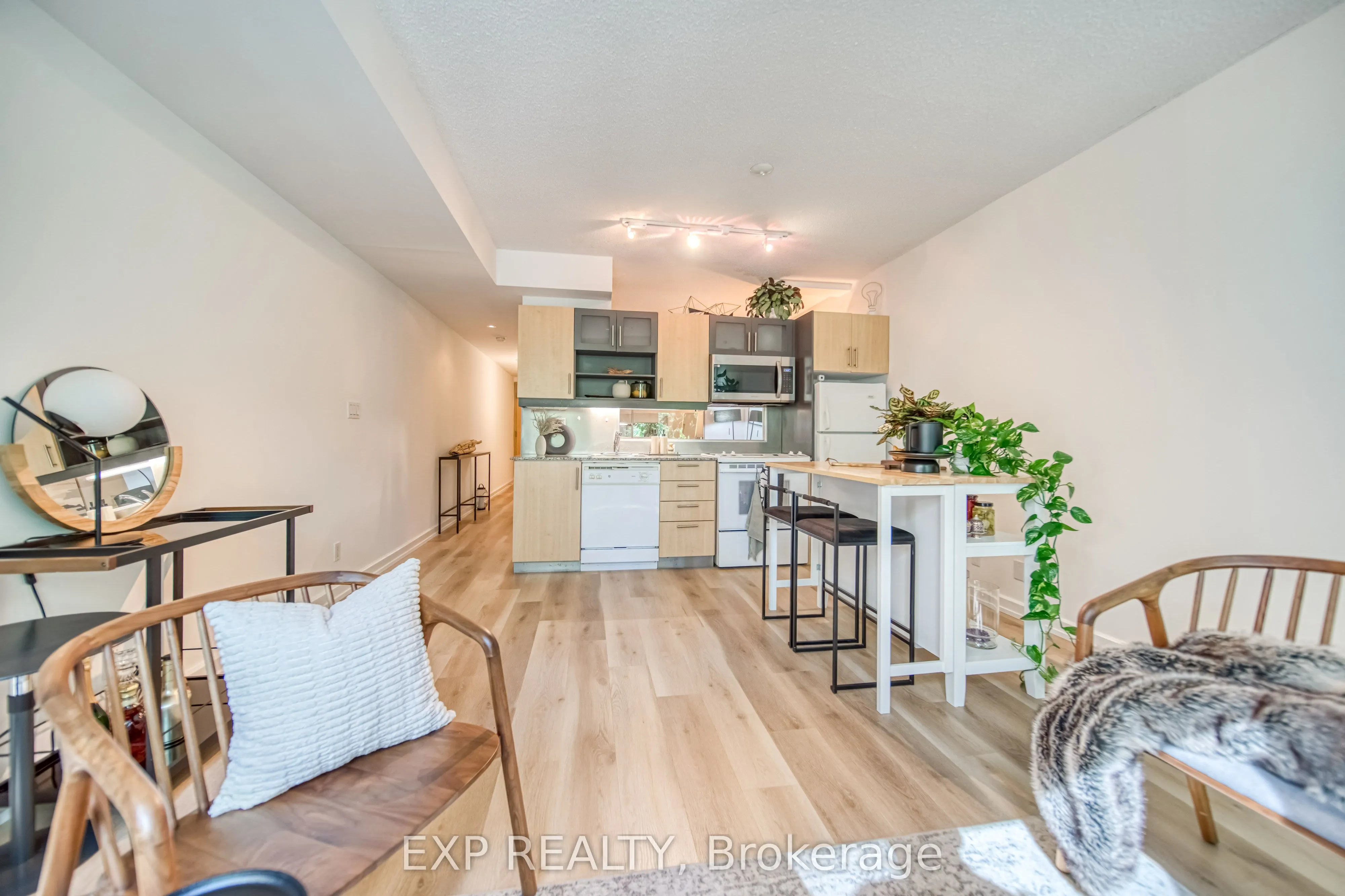 350 Wellington Street W, #M10
