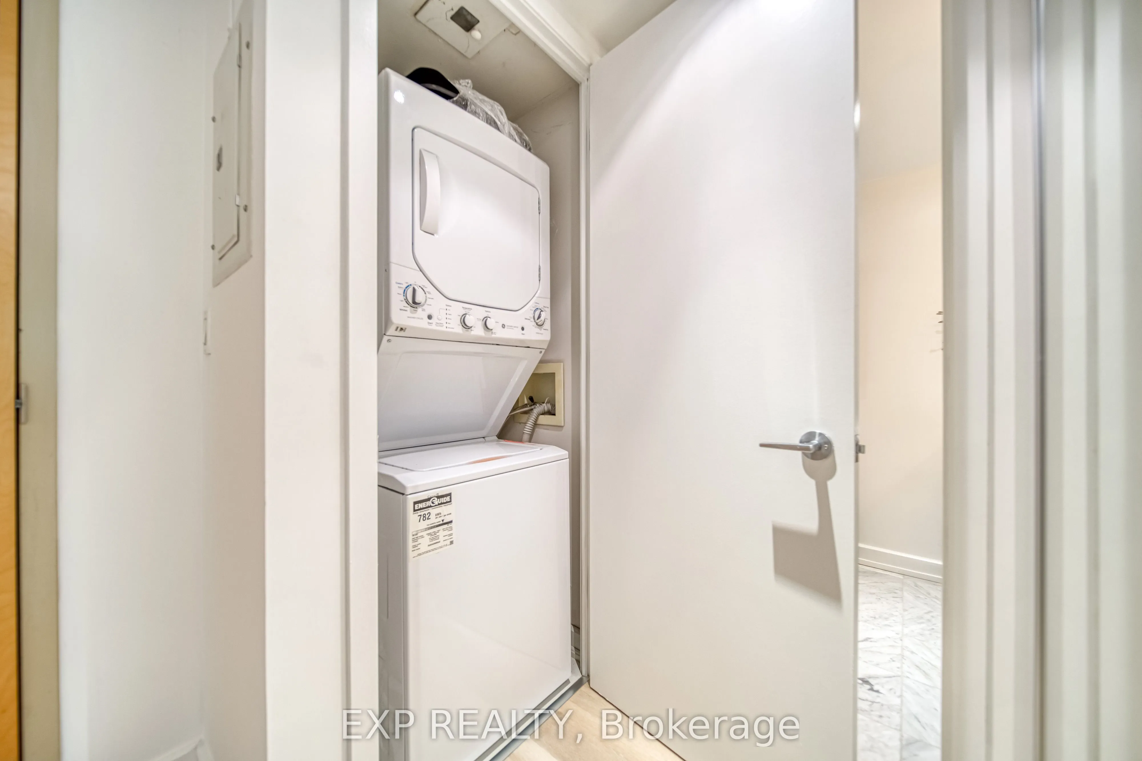 350 Wellington Street W, #M10