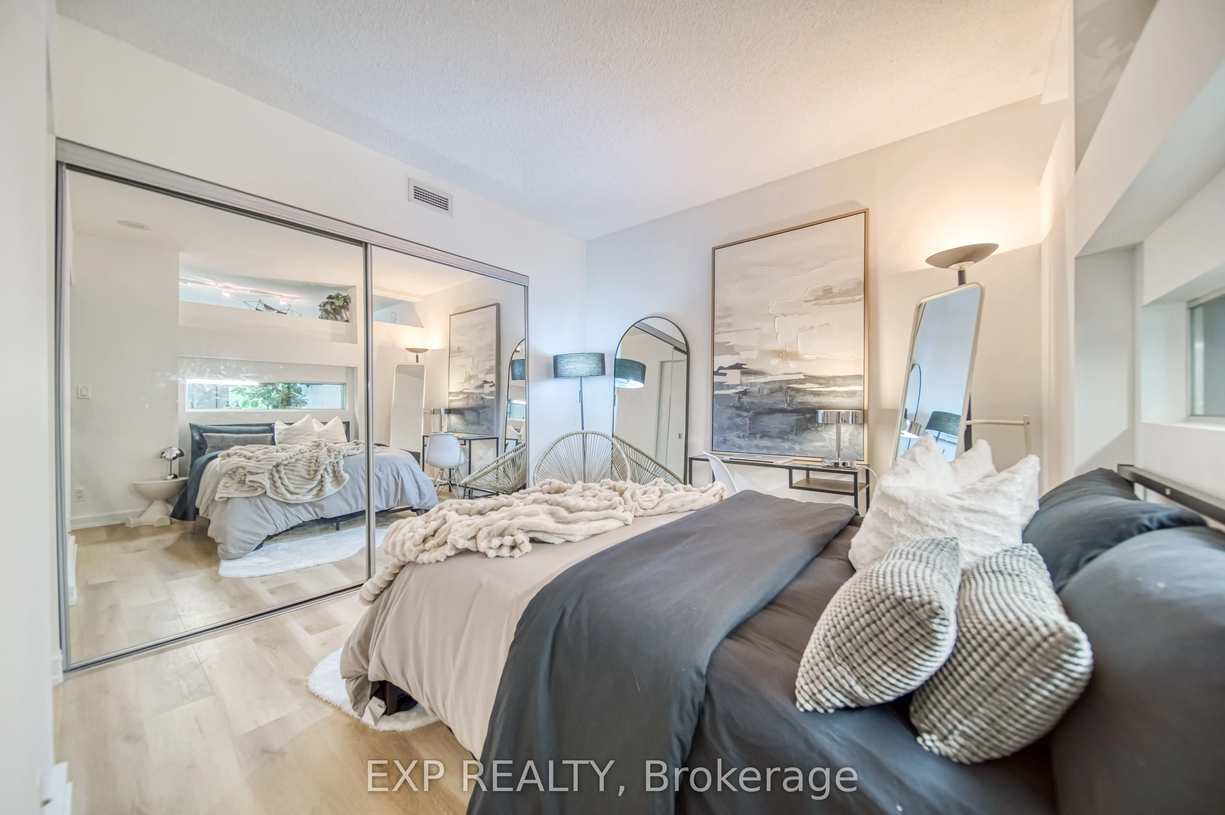 350 Wellington Street W, #M10